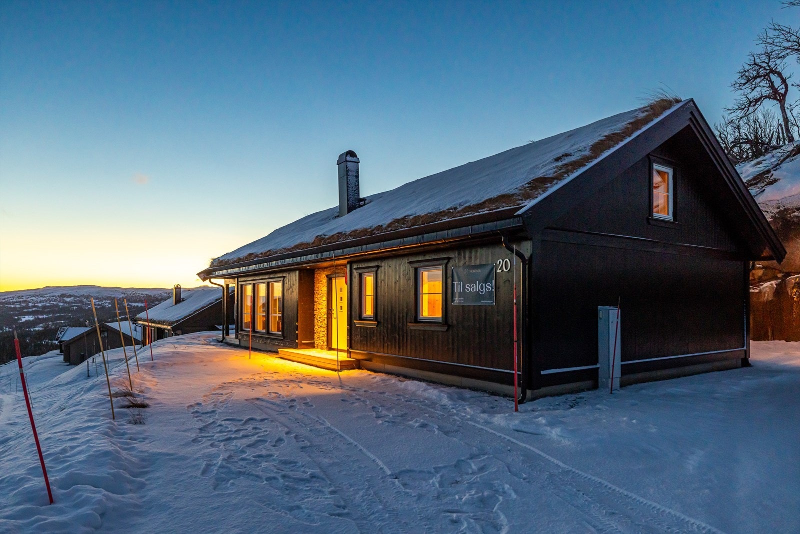 Stor og pent opparbeidet tomt, god plass til flere biler på parkeringen. Det er også montert ladeboks på hytten. Galleribilde