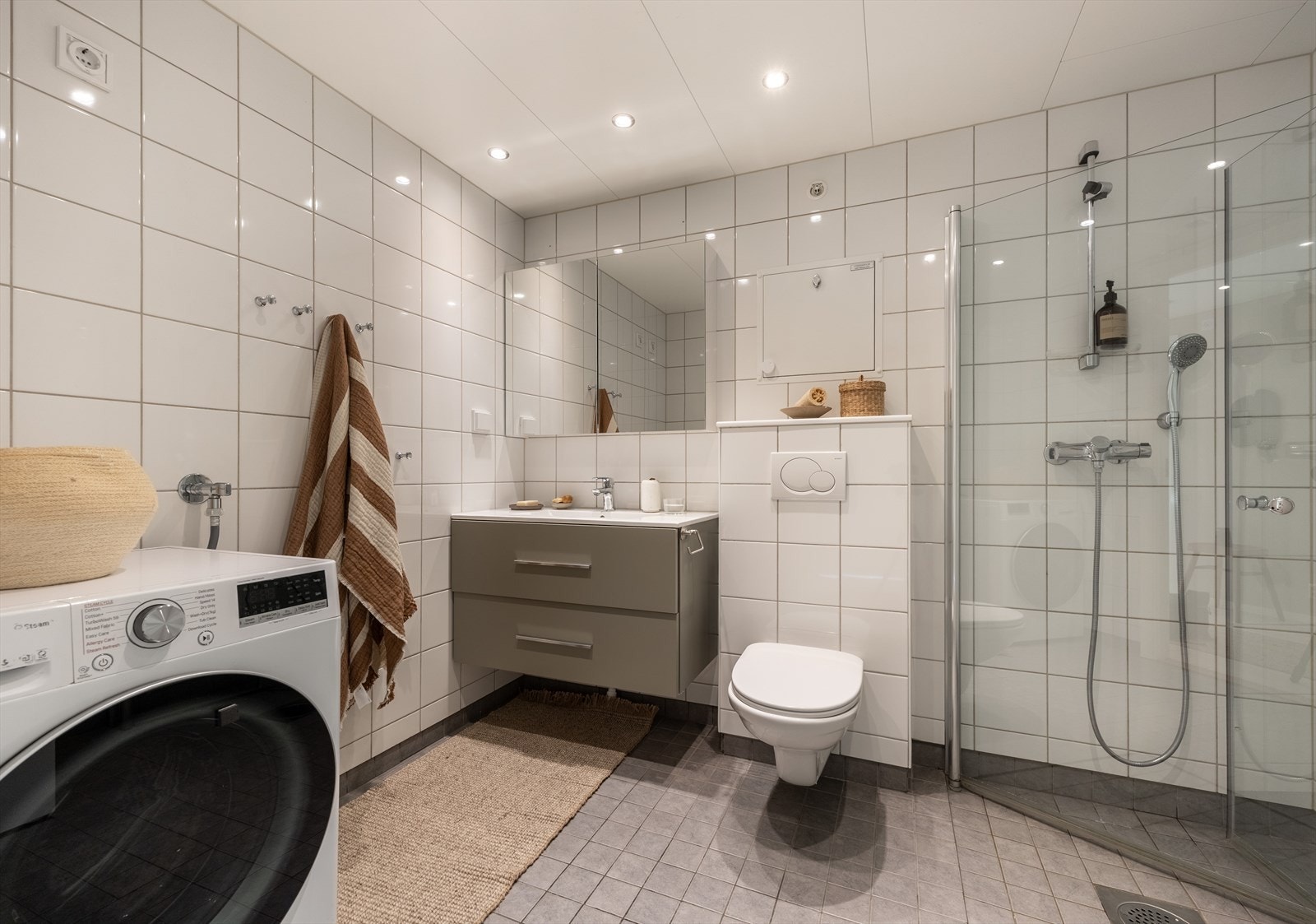 Leiligheten har et delikat flislagt baderom med behagelig gulvvarme og downlights i himling. Galleribilde