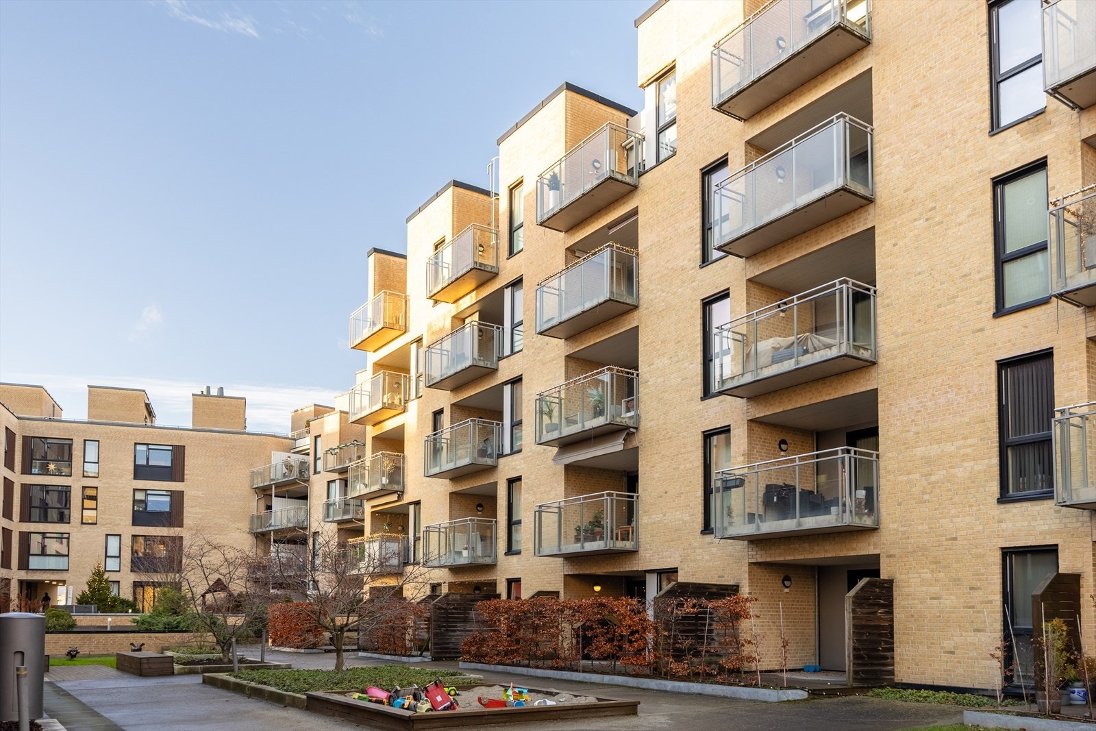 Hyggelige fellesarealer. Leiligheten ligger i 5.etg og nyter godt av det ifht sol og utsikt. Galleribilde