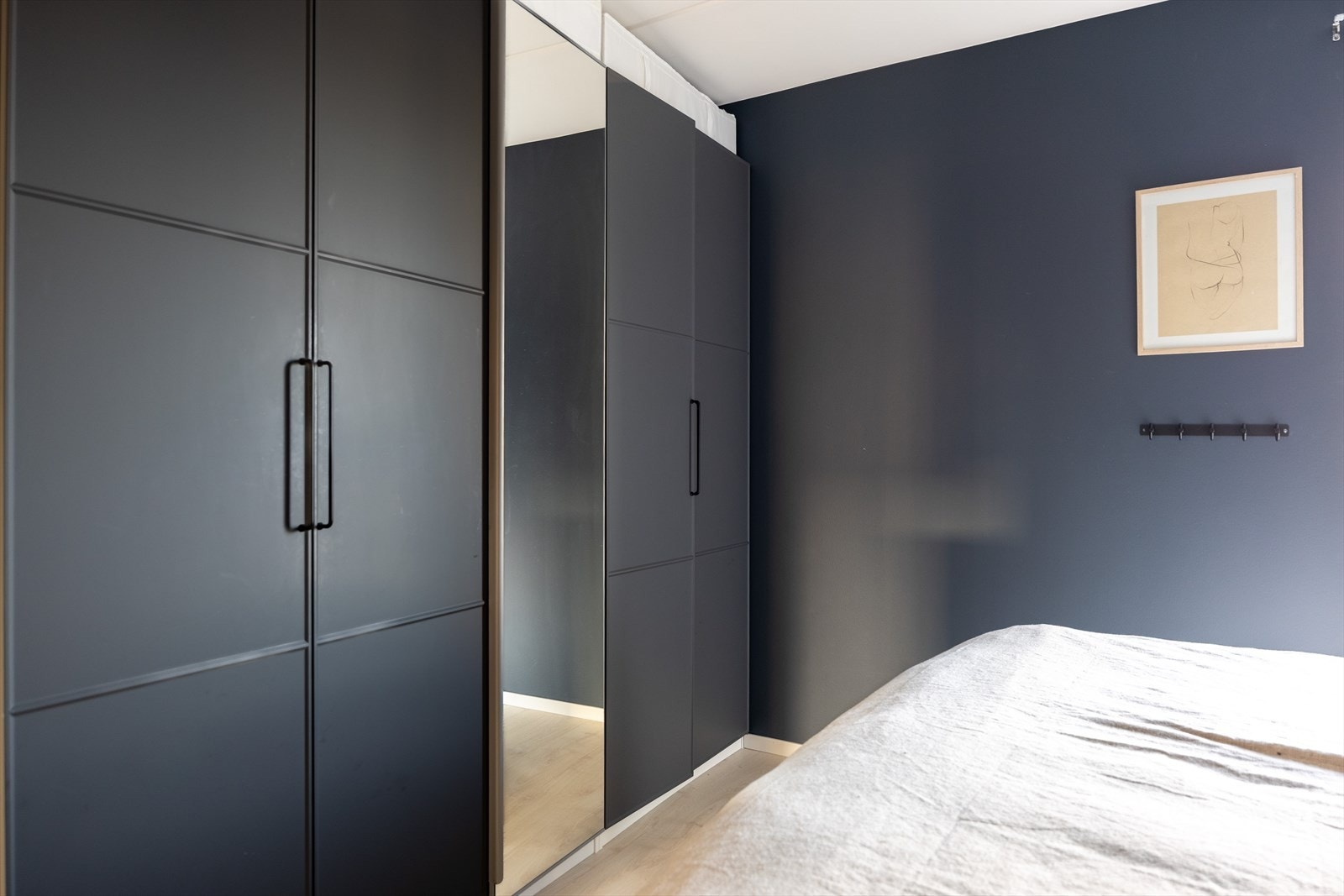 Godt med oppbevaringsplass i medfølgende garderobeskap. Galleribilde