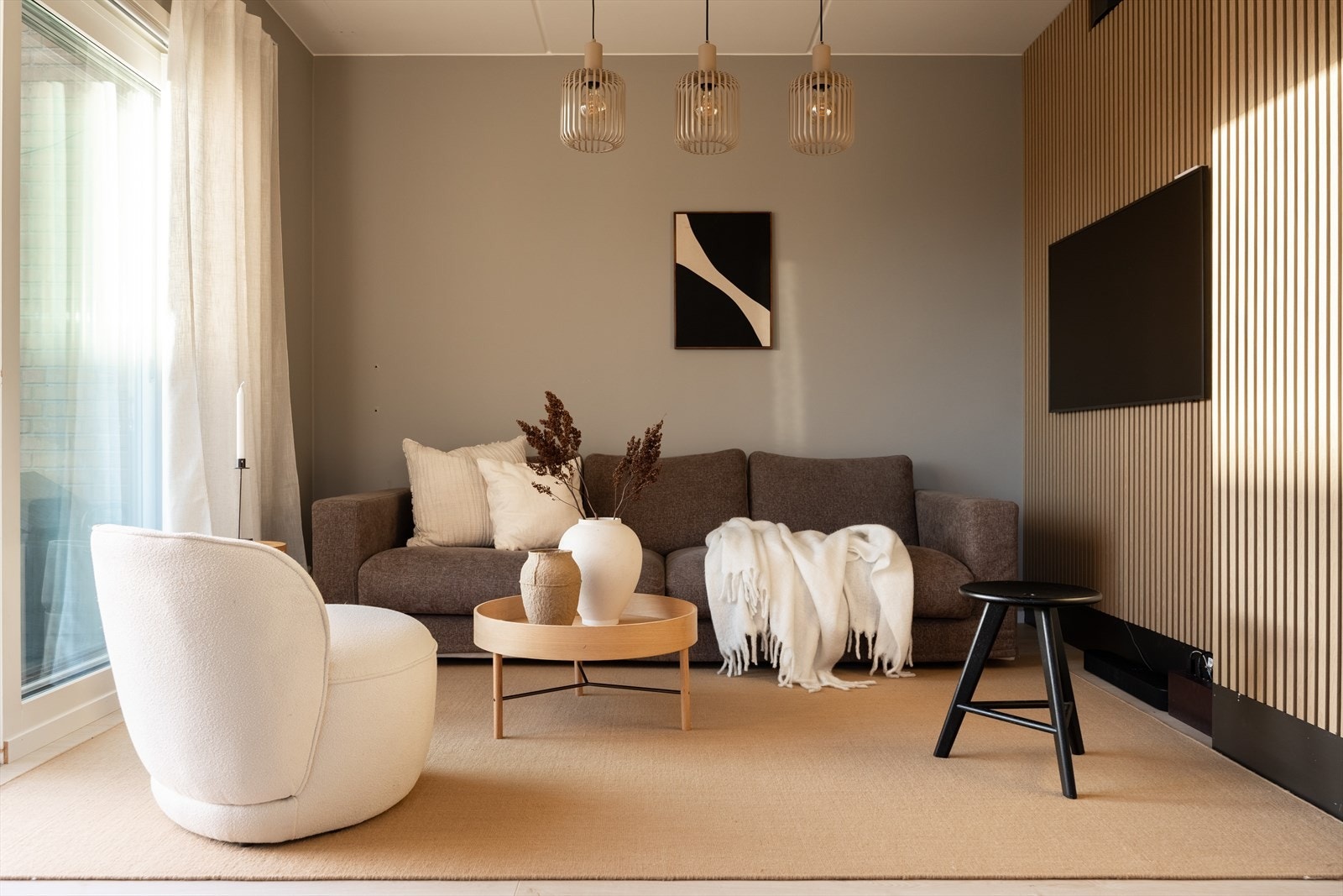 Leiligheten holder gjennomgående god standard og har stilrene materialvalg. Nymalte overflater i 2025. Galleribilde