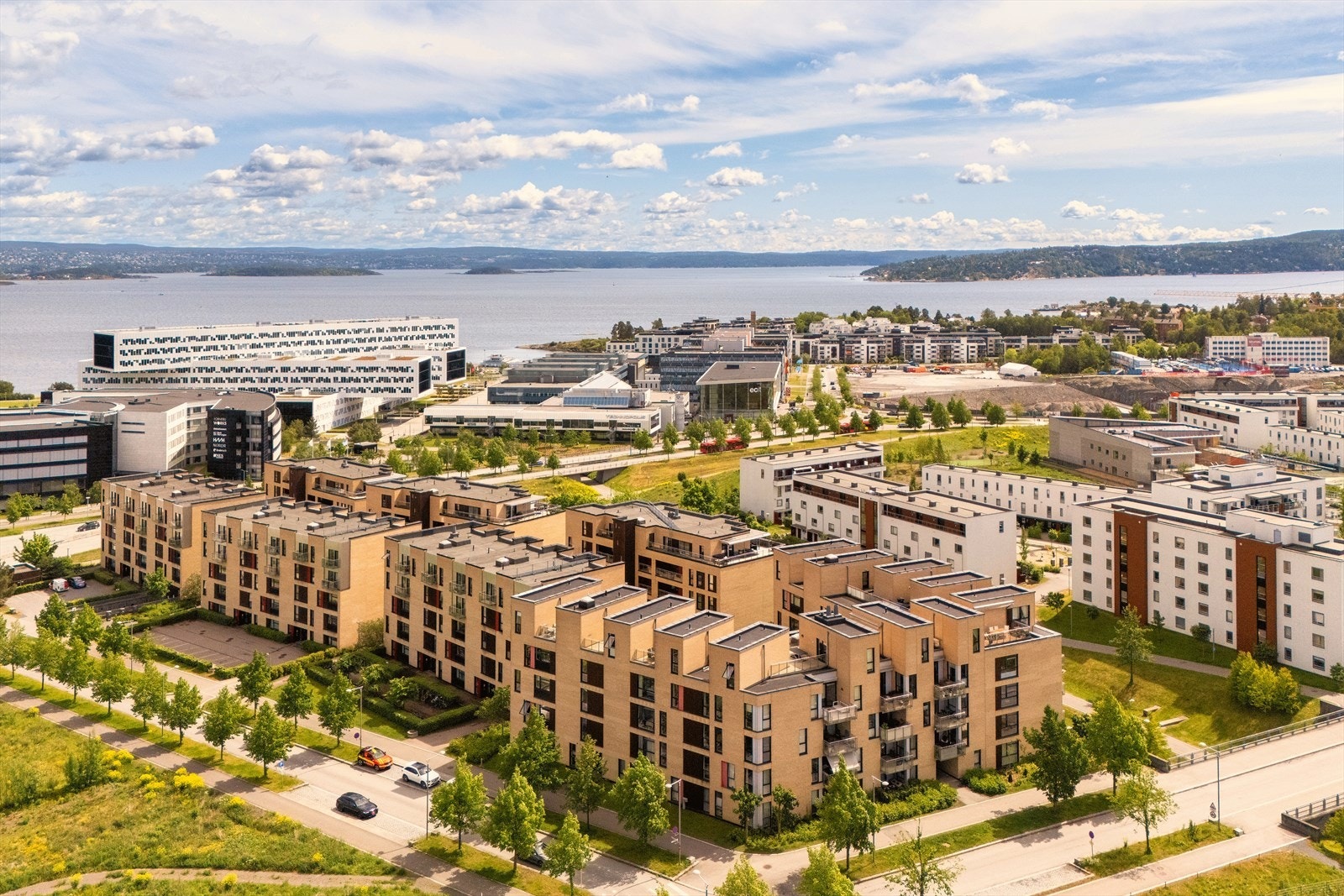 Området kombinerer nærhet til Oslo sentrum med en landlig og rolig atmosfære, noe som gjør det attraktivt for både familier og aktive voksne. Galleribilde