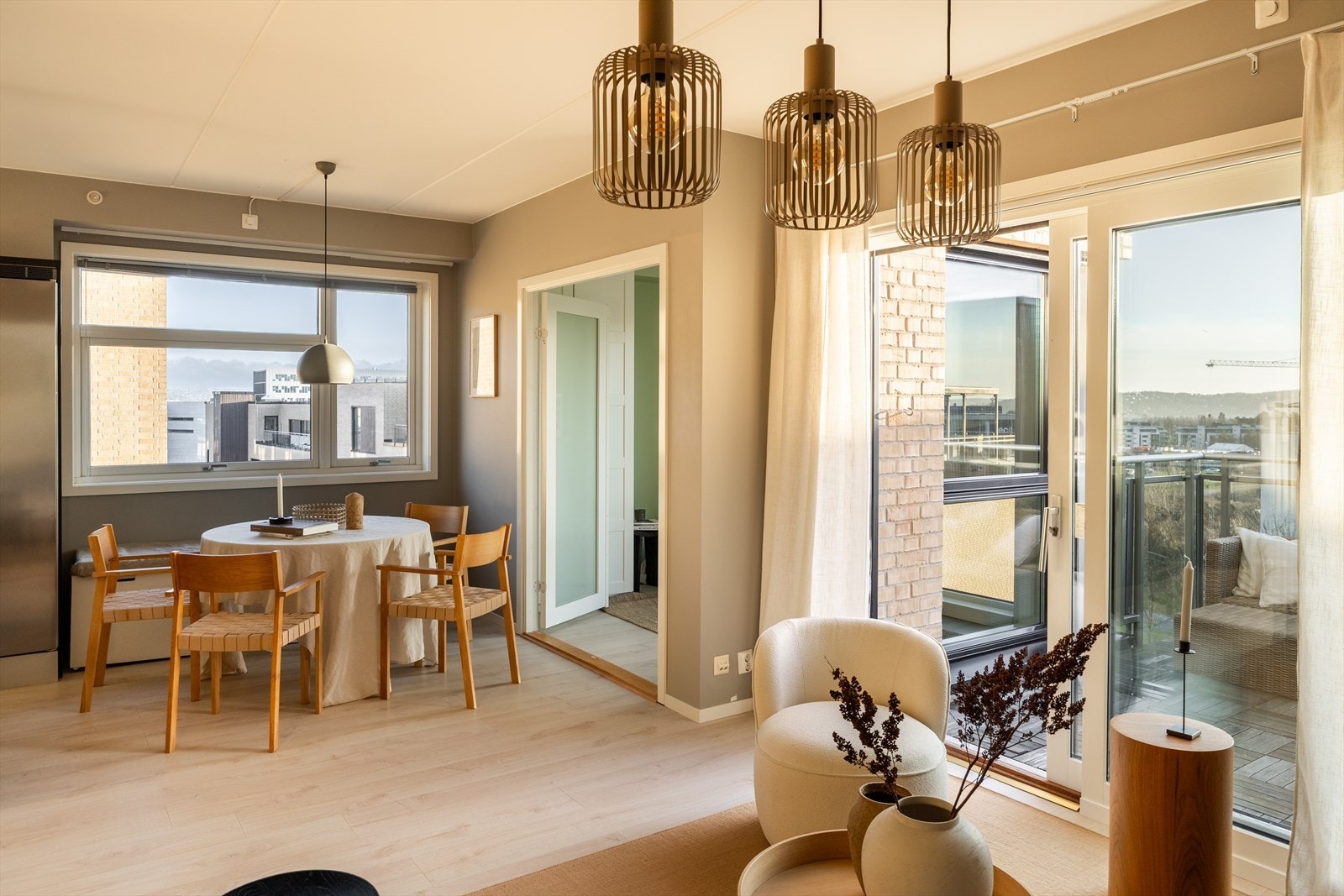 Leiligheten oppleves luftig og som endeleilighet har man tidlig morgensol inn i stuen og deretter sen kveldssol på balkongen/inn i stuen. For de siste soldråpene kan man bevege seg til balkongen på soverommet. Galleribilde