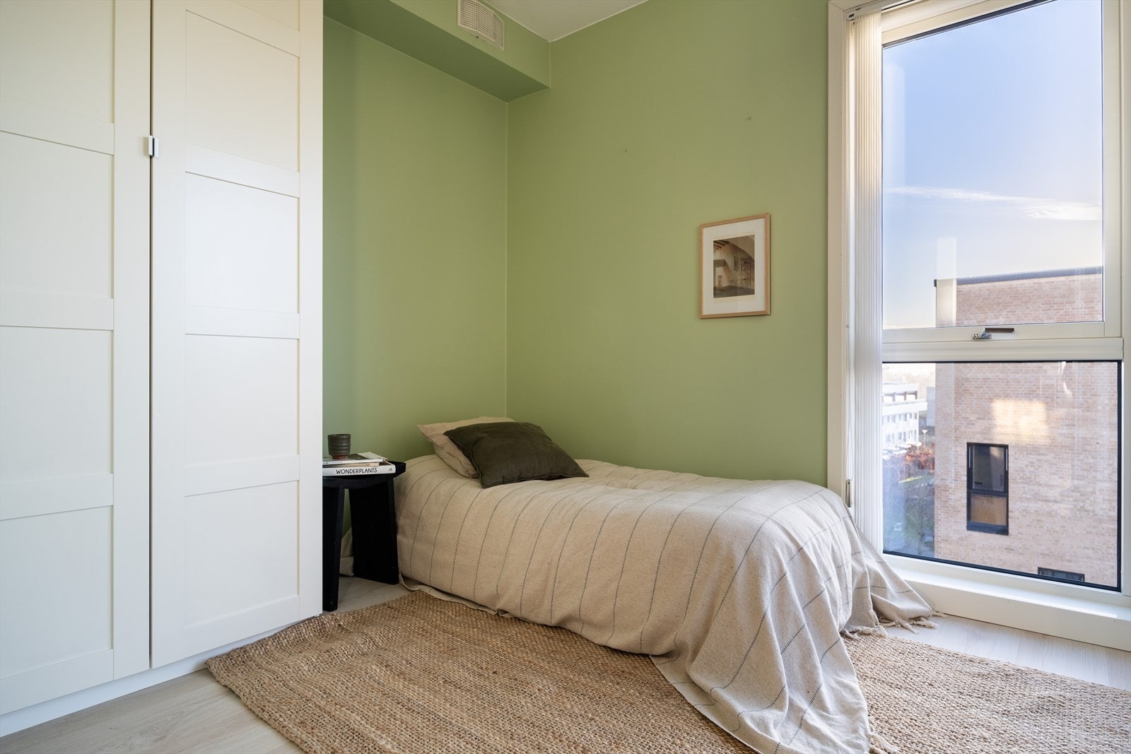 Soverom 3 ligger i tilknytning til stue/kjøkken og har godt med oppbevaringsplass. Galleribilde