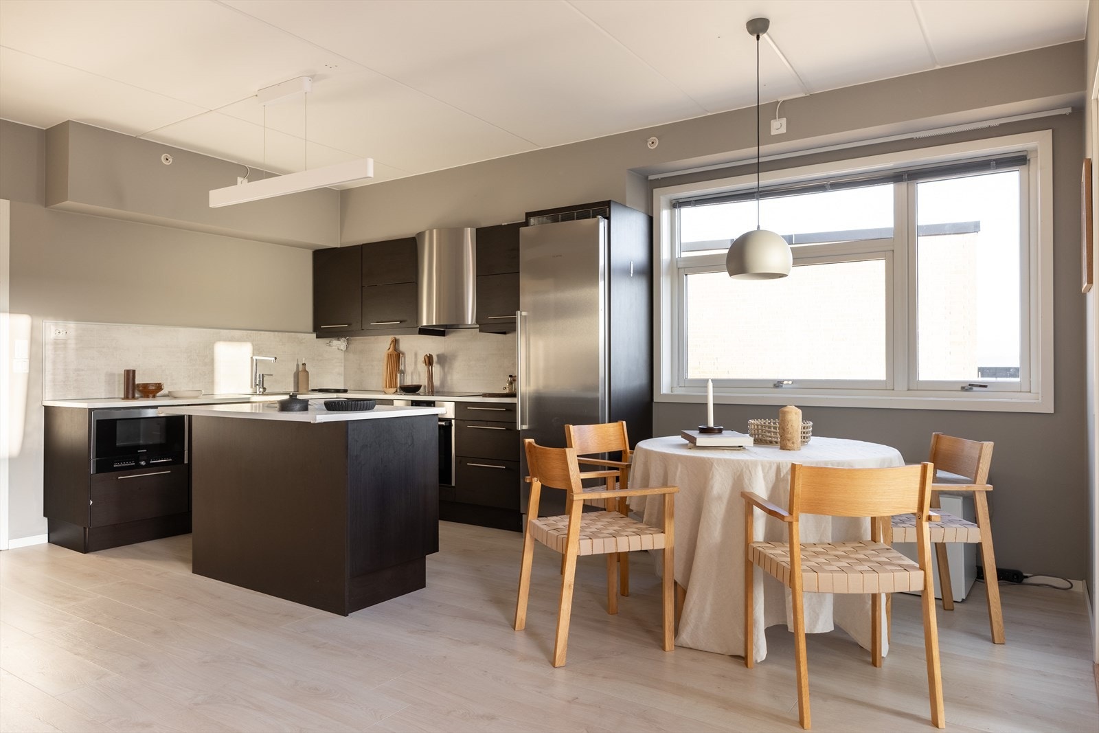 I tilknytning til kjøkkenet er det god plass til spisebord. Kjøkkenet er stilrent og innbydende. Galleribilde