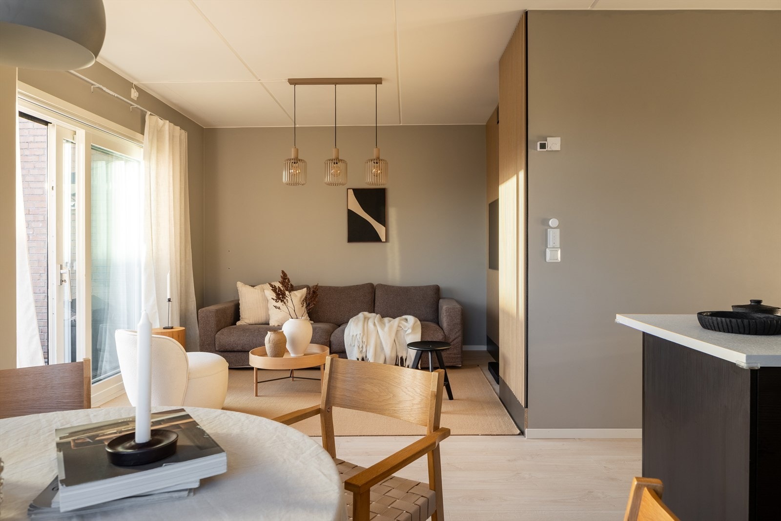 Åpen og lys stue med store vindusflater. Nytt gulv i hele leiligheten 2025 (unntatt bod) Galleribilde