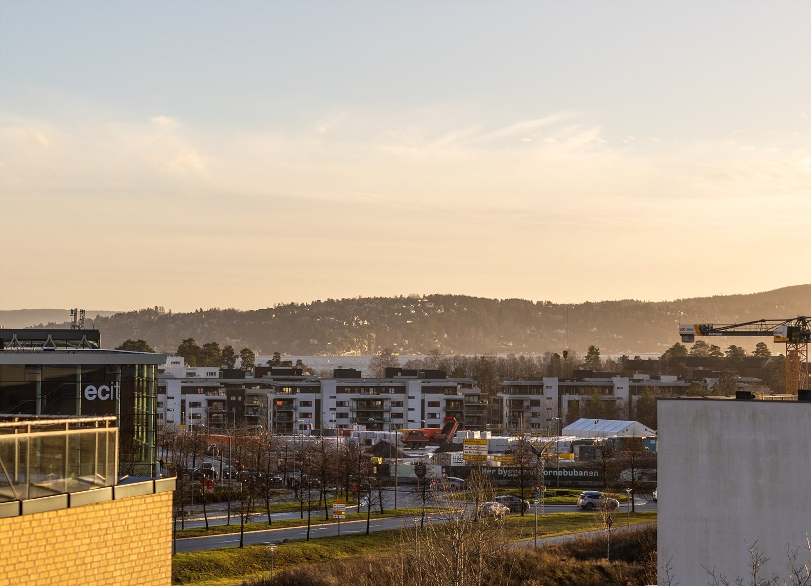 Fornebu er under modernisering. Om 4-5 år kommer det en moderne bydel opp med handlegater, byliv og T-bane stopp på Fornebu Sør. Galleribilde