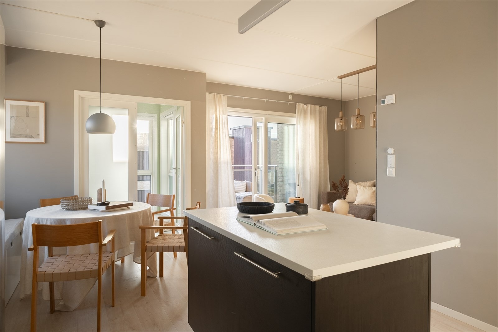 Den praktiske kjøkkenøyen gir god arbeidsplass på kjøkkenet. Galleribilde