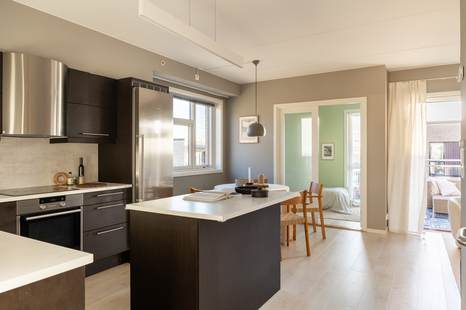 Kjøkkenet ligger i en åpen og sosial løsning mot stuen. Galleribilde