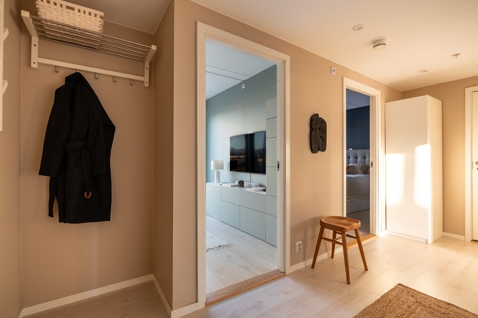 Man ønskes velkommen i en romslig entré med god plass til å henge fra seg yttertøy. Galleribilde