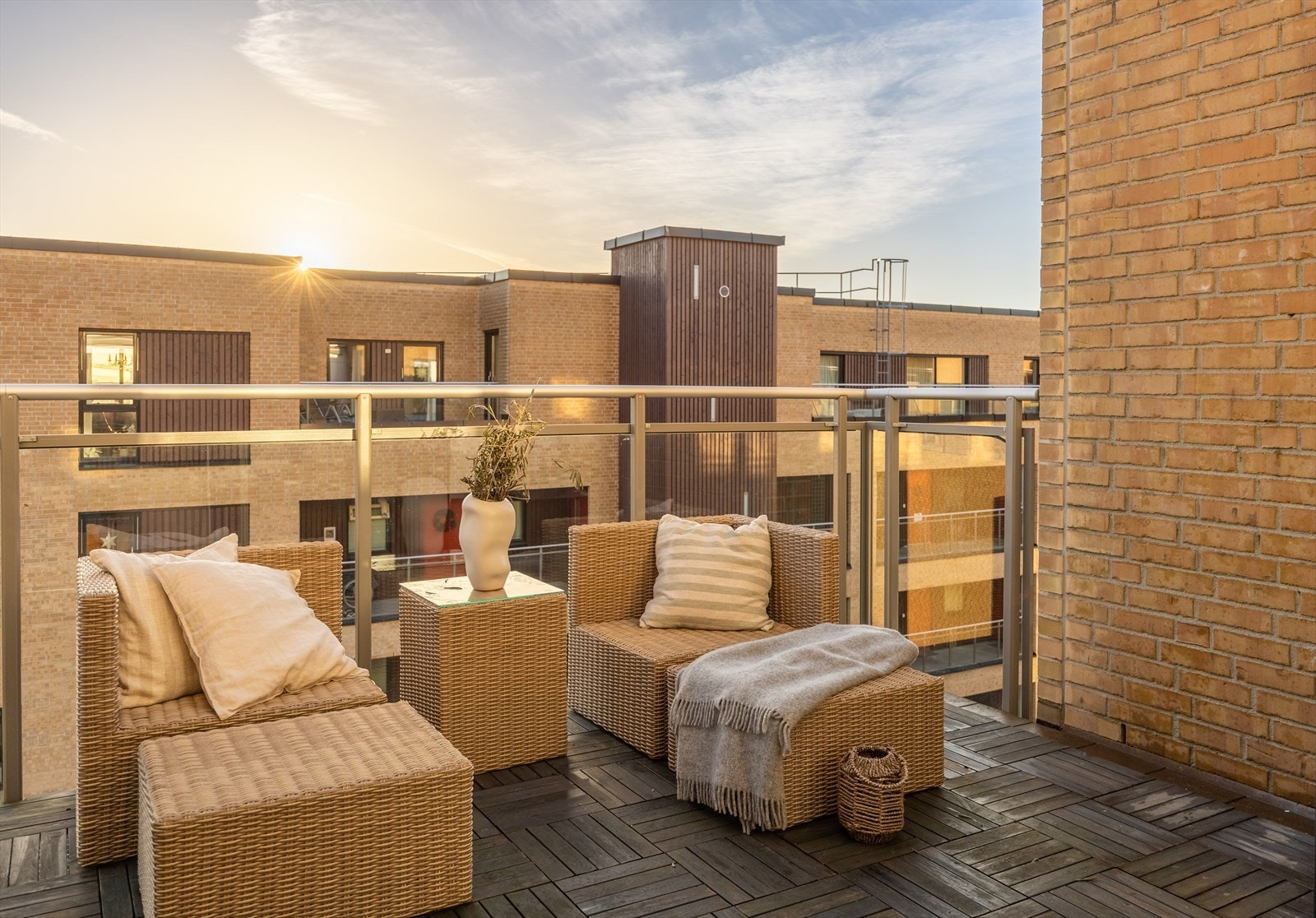 Det er utgang fra stuen til en solrik balkong. Her har du tidlig morgensol og kveldssol. Galleribilde