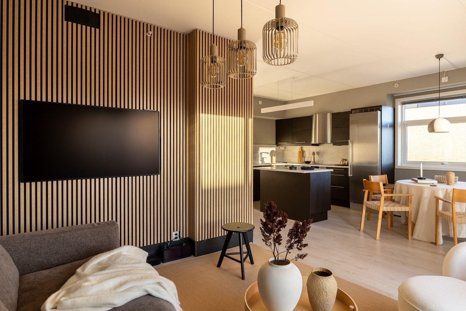 Lekre detaljer som spilevegg skaper kontraster og liv i stuen. Galleribilde