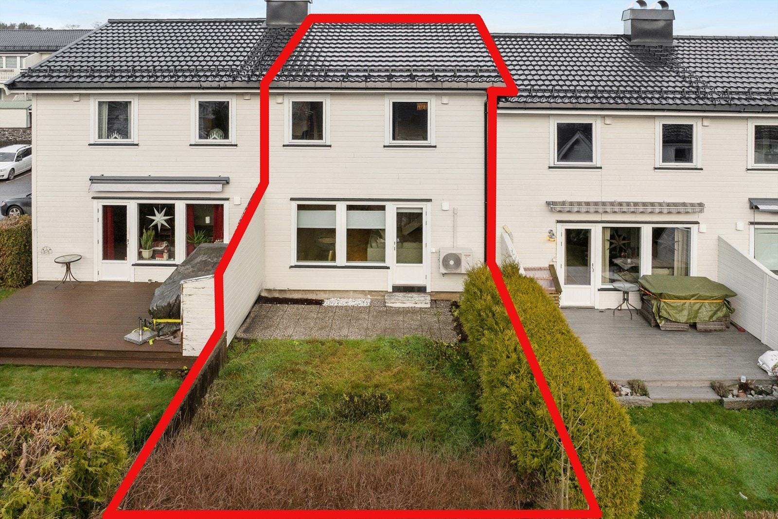 Mot sør disponerer andelen et eget uteområde som er pent opparbeidet med hage og steinbelagt uteplass. Galleribilde