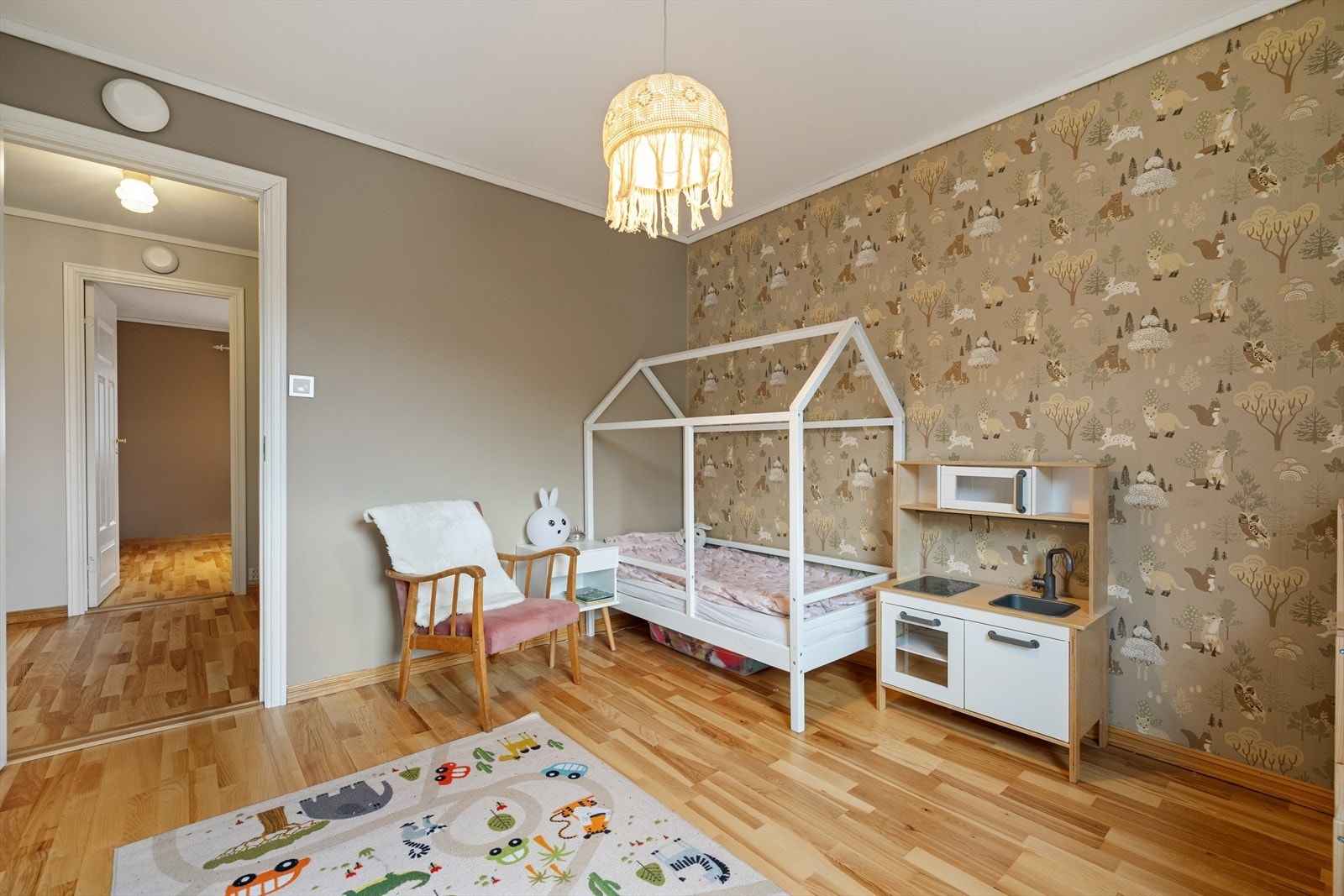 Det er god plass til seng med tilhørende nattbord og ønskede garderobeløsninger. Galleribilde