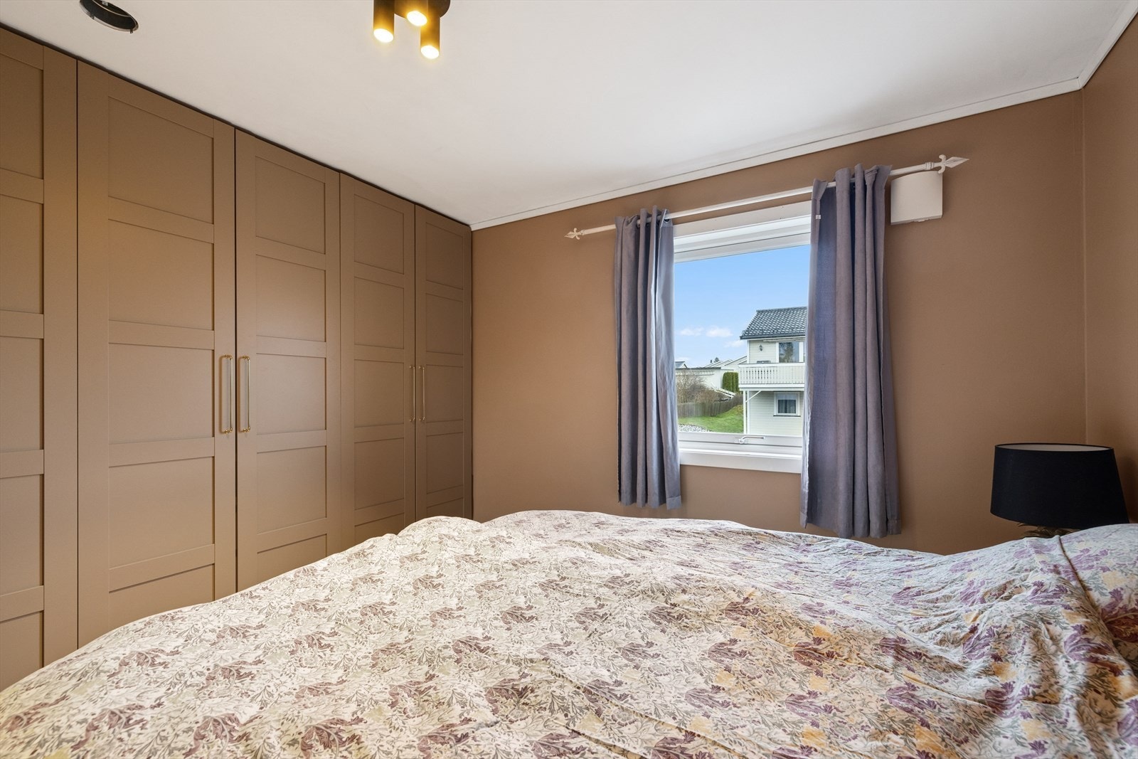 Rommene har lyst, pent gulv, en gjennomtenkt fargepalett på veggene og gode garderobeløsninger. Galleribilde