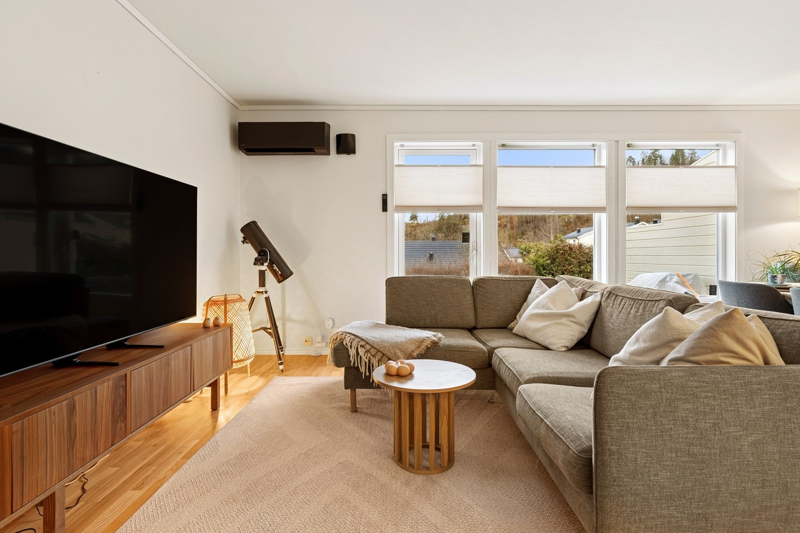 Stuen har flere panoramavinduer som gir rikelig med dagslys. Veggene er lysmalte. Det er montert varmepumpe for effektiv oppvarming, samt pipeløp med mulighet for tilkobling av ildsted. Overflater ble malt i 2025. Galleribilde