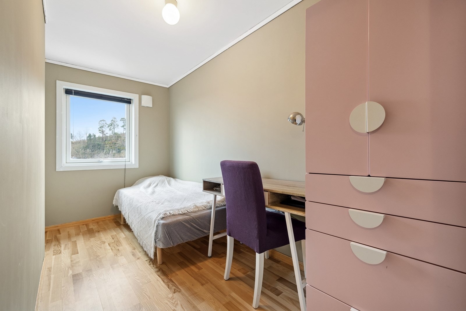 I boligens 2. etasje er det et romslig rom som er inntegnet og godkjent med benevnelsen "klær" på opprinnelige bygningstegninger mottatt fra Holmestrand kommune. Nåværende eier har benyttet rommet som soverom, men dette er ikke omsøkt for slik benyttelse. Galleribilde