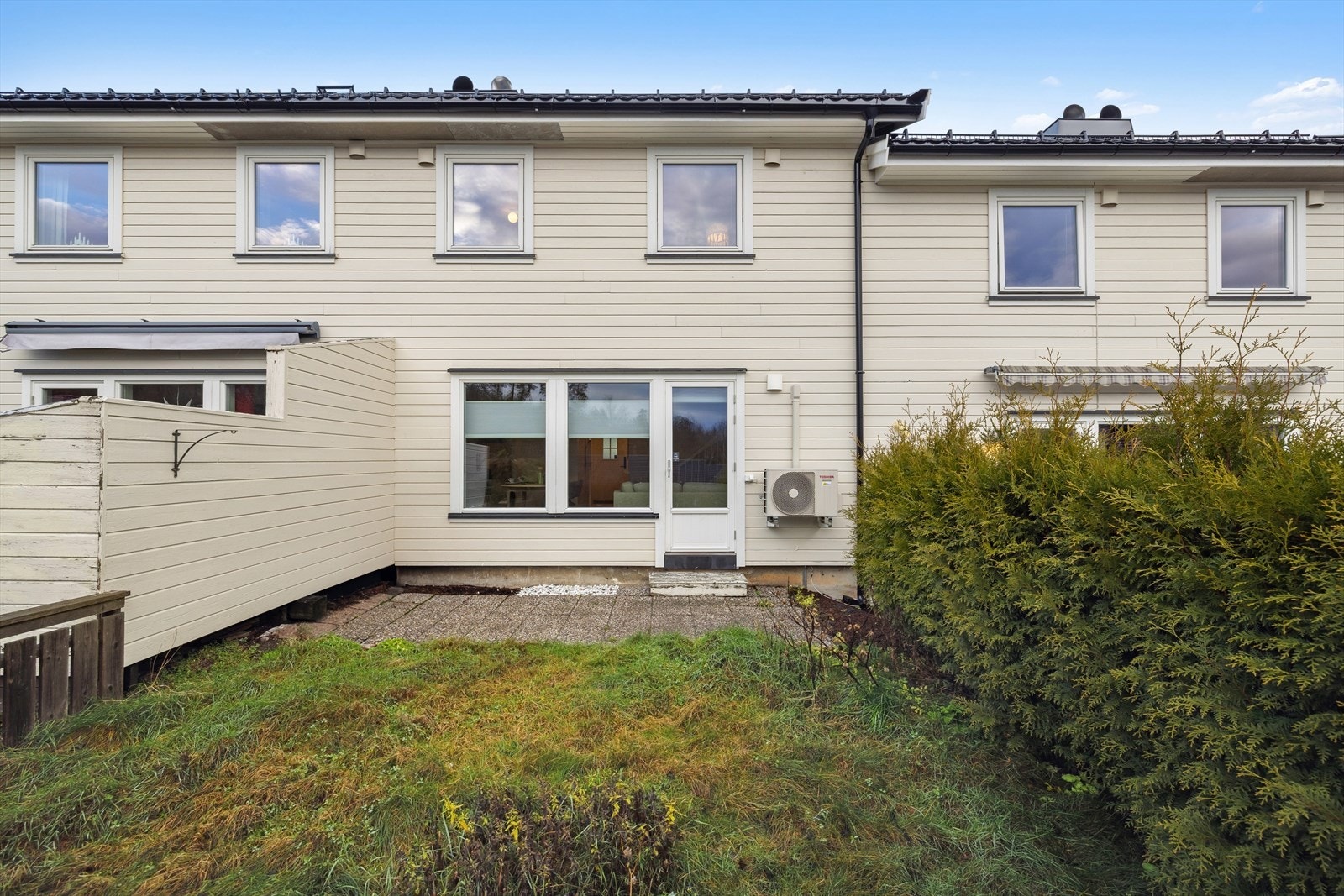 Uteområdet er pent opparbeidet med hage og steinbelagt uteplass. Galleribilde