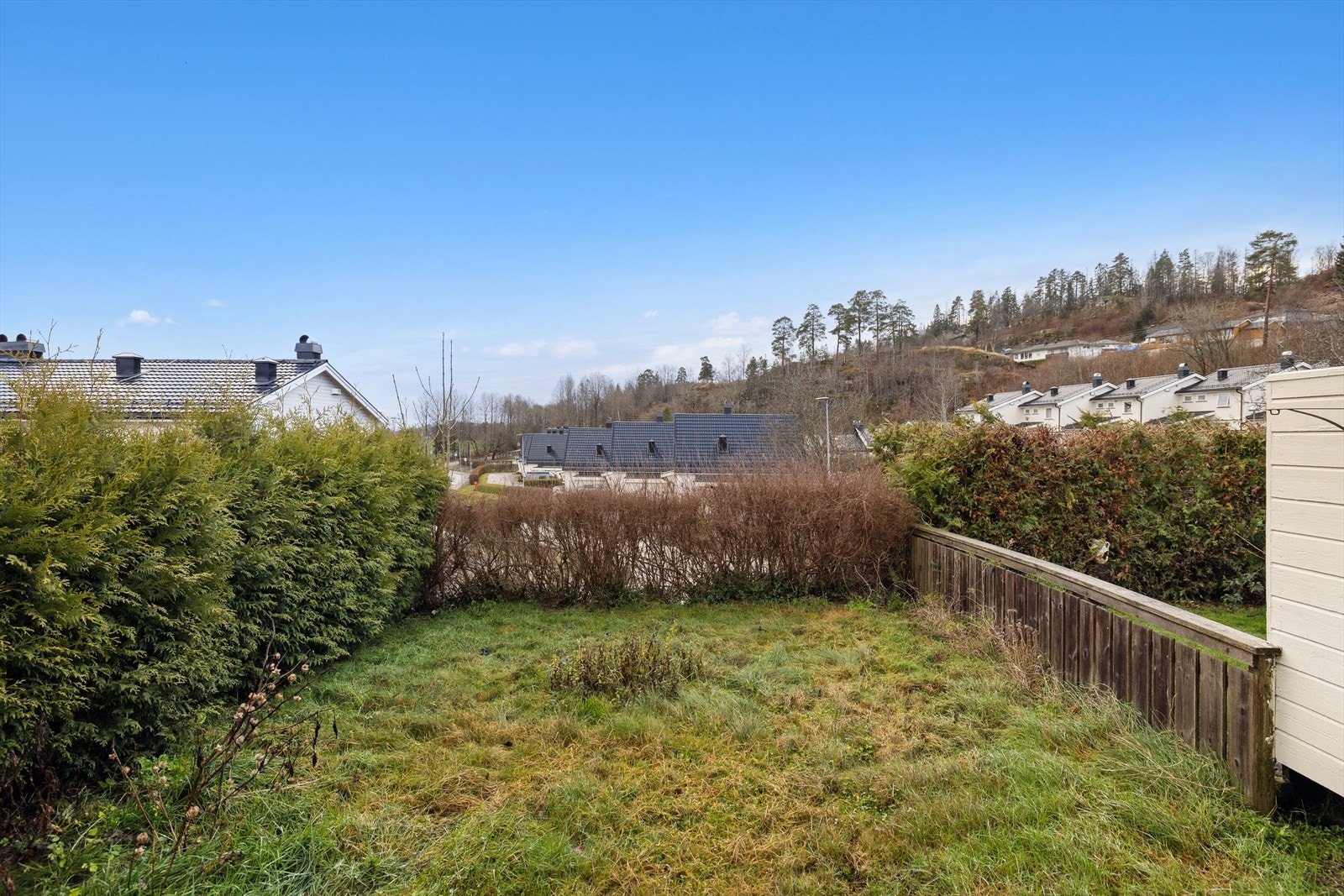 Hagen består av et plenområde, som er innrammet av busker, en frodig hekk og gjerde. Hageområdet har gode solforhold, slik at flotte sommerdager kan nytes. Videre har hagen et godt brukspotensial med mulighet for å innrede ulike uteplasser. Galleribilde