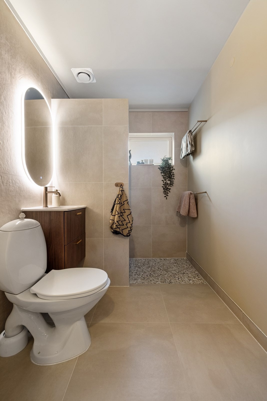 nnredningen består av et servantskap med heldekkende servantplate, belyst speil, toalett og opplegg for vaskemaskin. Det er vindu i rommet som sikrer godt med dagslys. Galleribilde