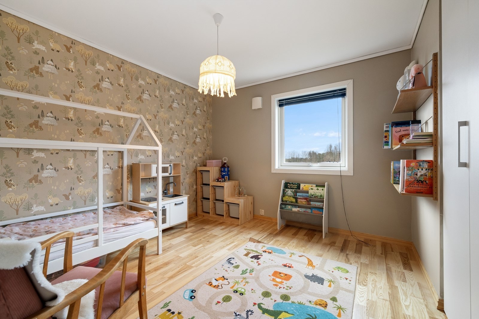 Rommene er av god størrelse med mange bruksmuligheter. Her kan en ha både soverom, kontor og lekerom for barna, alt etter egne behov og ønsker. Galleribilde