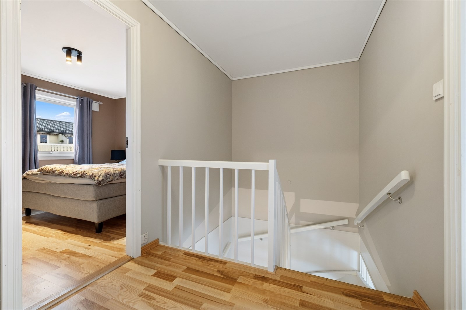 I boligens 2. etasje finner vi et luftig trapperom som har videre adkomst til loft, garderoberom, 2 soverom og bad/vaskerom. Galleribilde