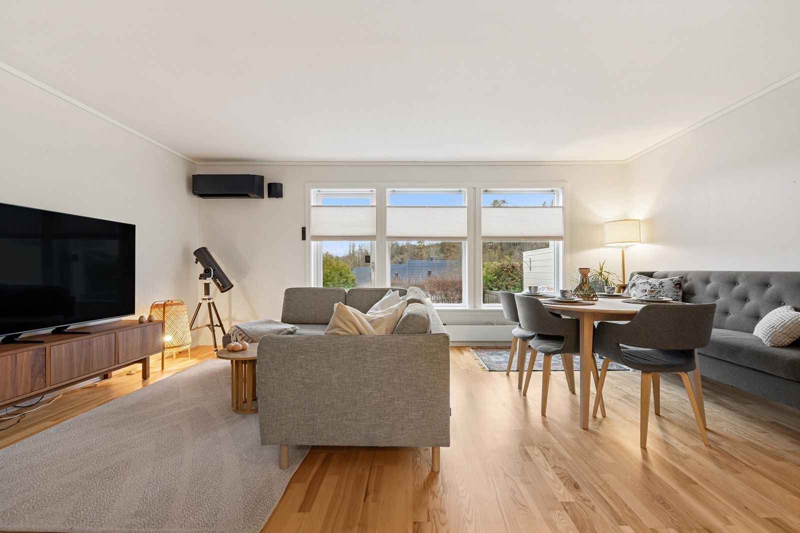 Den store og kombinerte dagligstuen og spisestuen ligger i hovedetasjen. Galleribilde