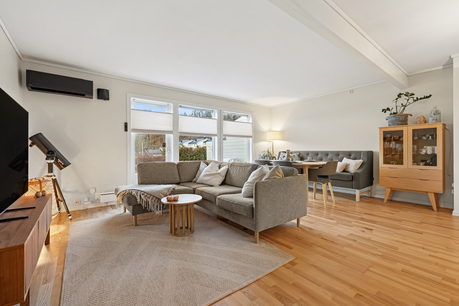 Rommet er romslig, innbydende og åpent, med mange møbleringsmuligheter. Her kan du innrede etter eget ønske med både TV-krok og ønsket møblement. Galleribilde