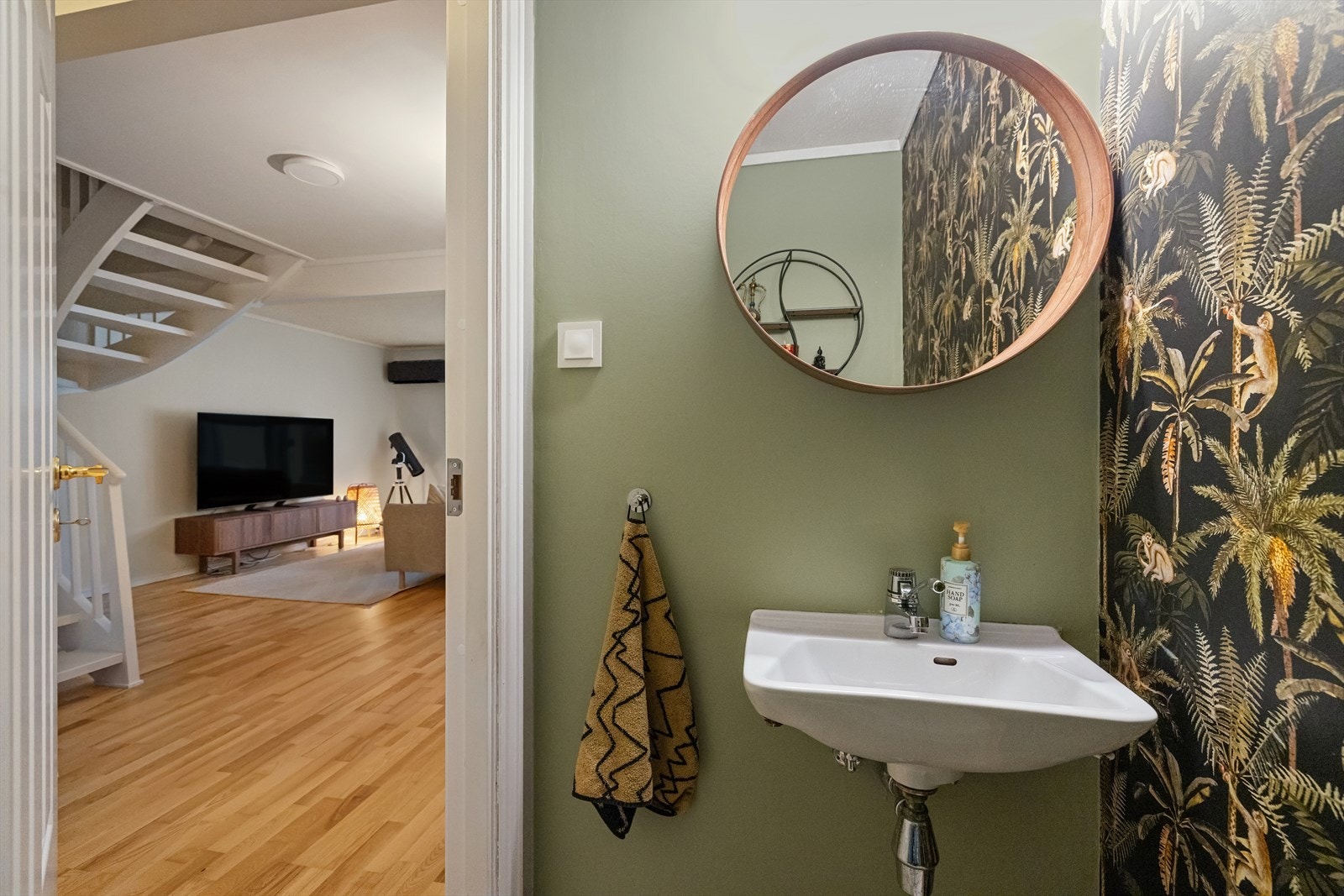 Rommet er innredet med vegghengt servant, speil og toalett. Veggene er malte og delvis tapetserte. Galleribilde