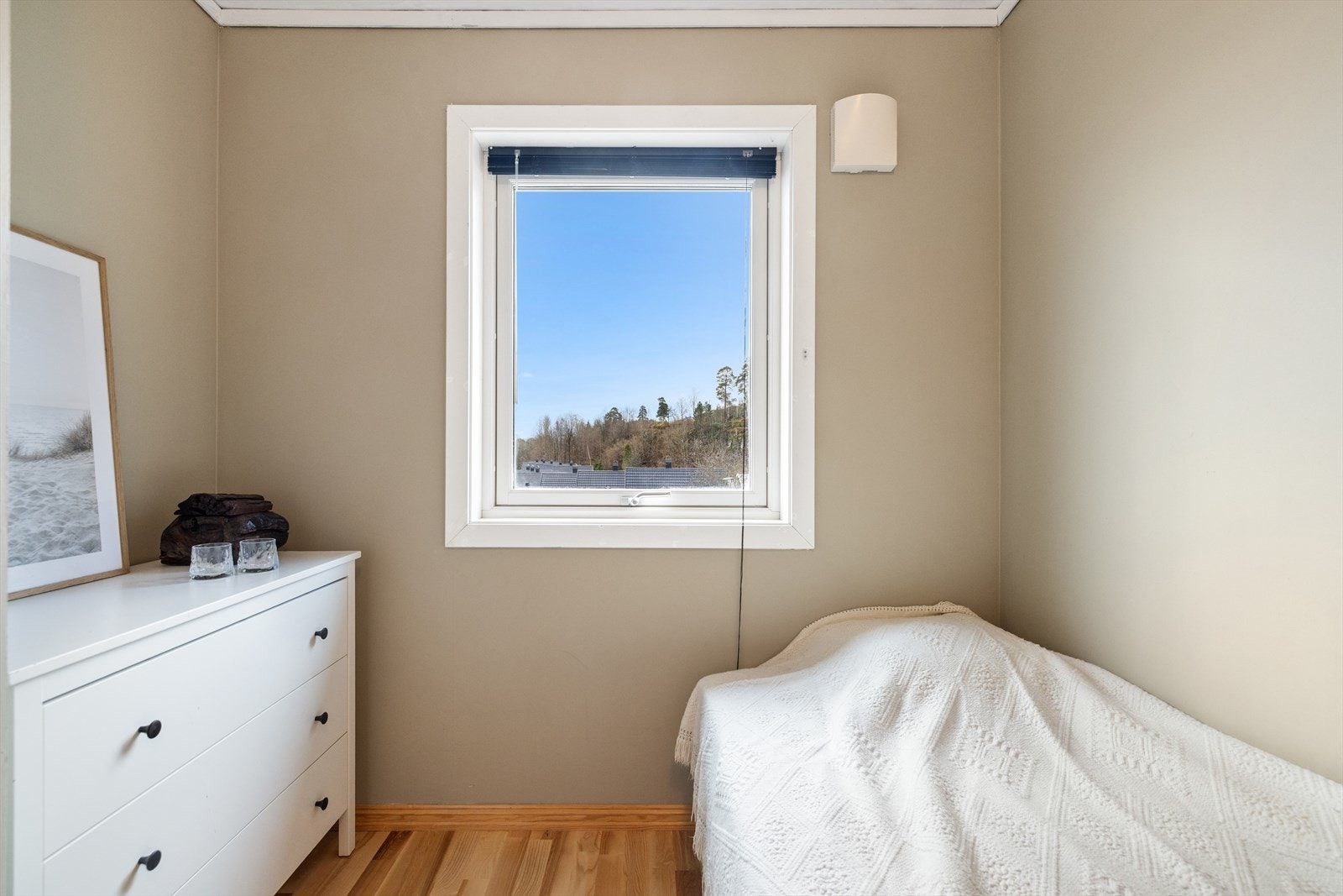 Boligen er opprinnelig utstyrt med naturlig ventilasjon. Det er senere montert balansert ventilasjonsanlegg i deler av boligen. Galleribilde