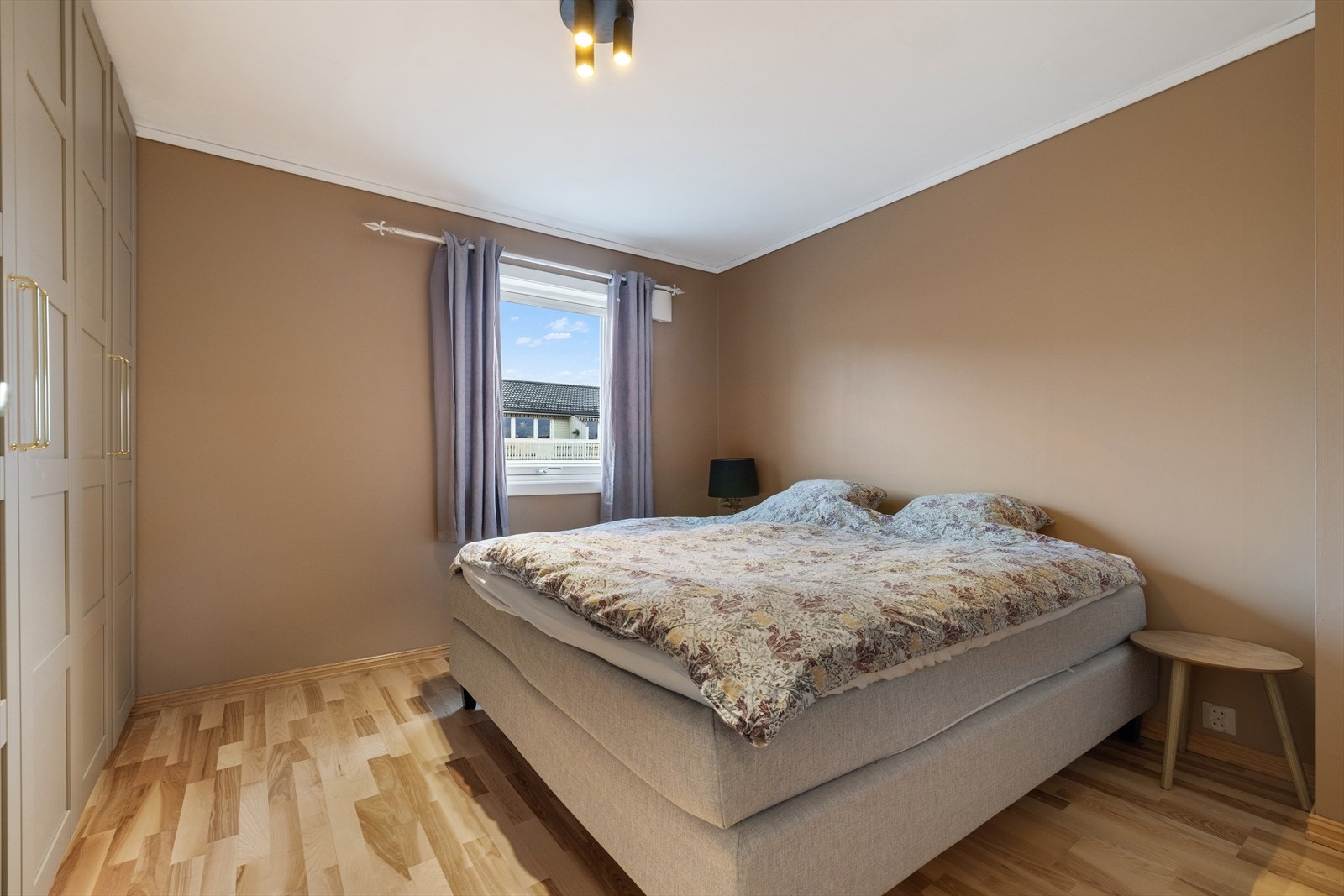 Boligen har 2 gode soverom som er lokalisert i boligens 2. etasje. Galleribilde