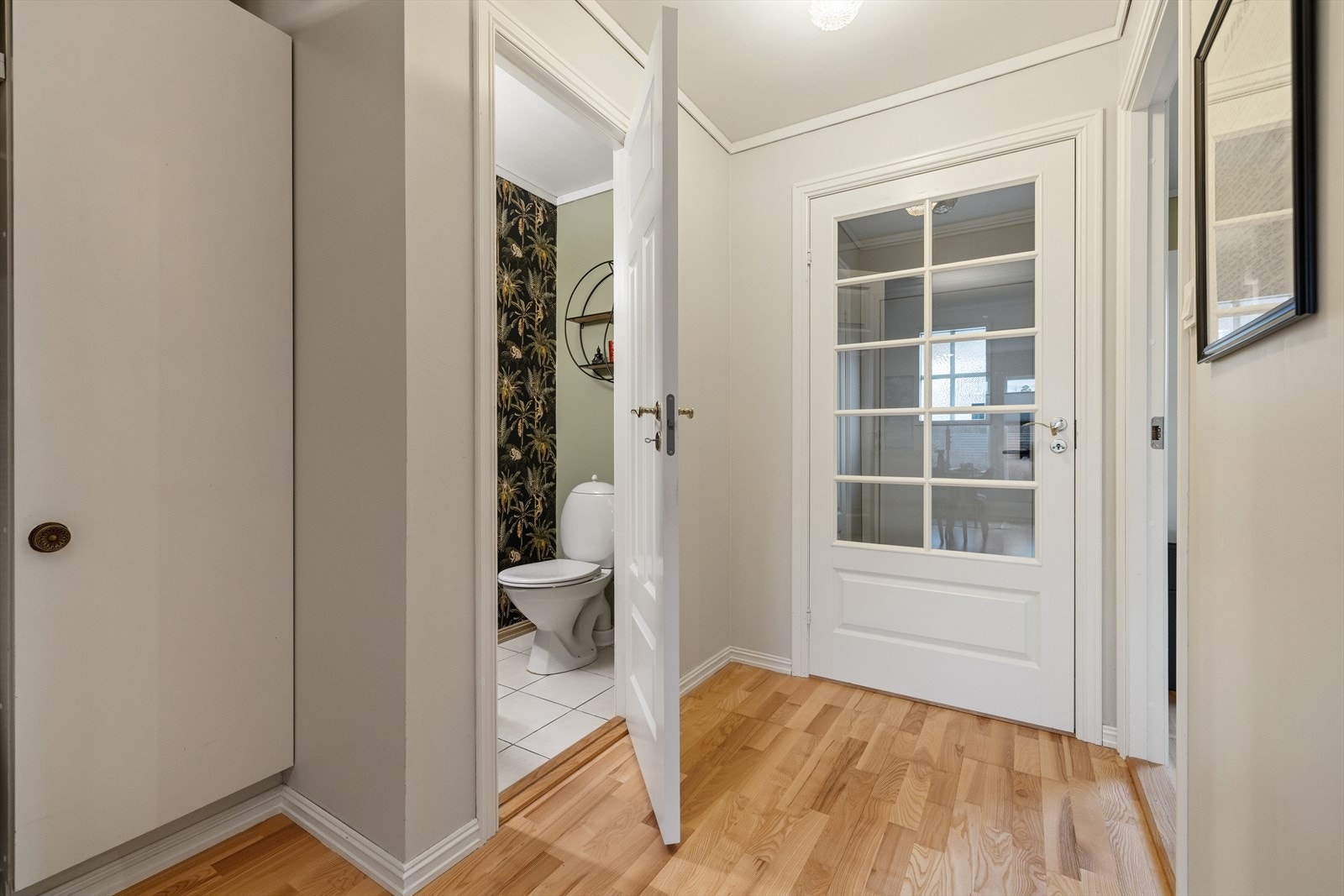 I hovedetasjen, med adkomst fra stuen og spisestuen finner vi et praktisk toalettrom. Galleribilde