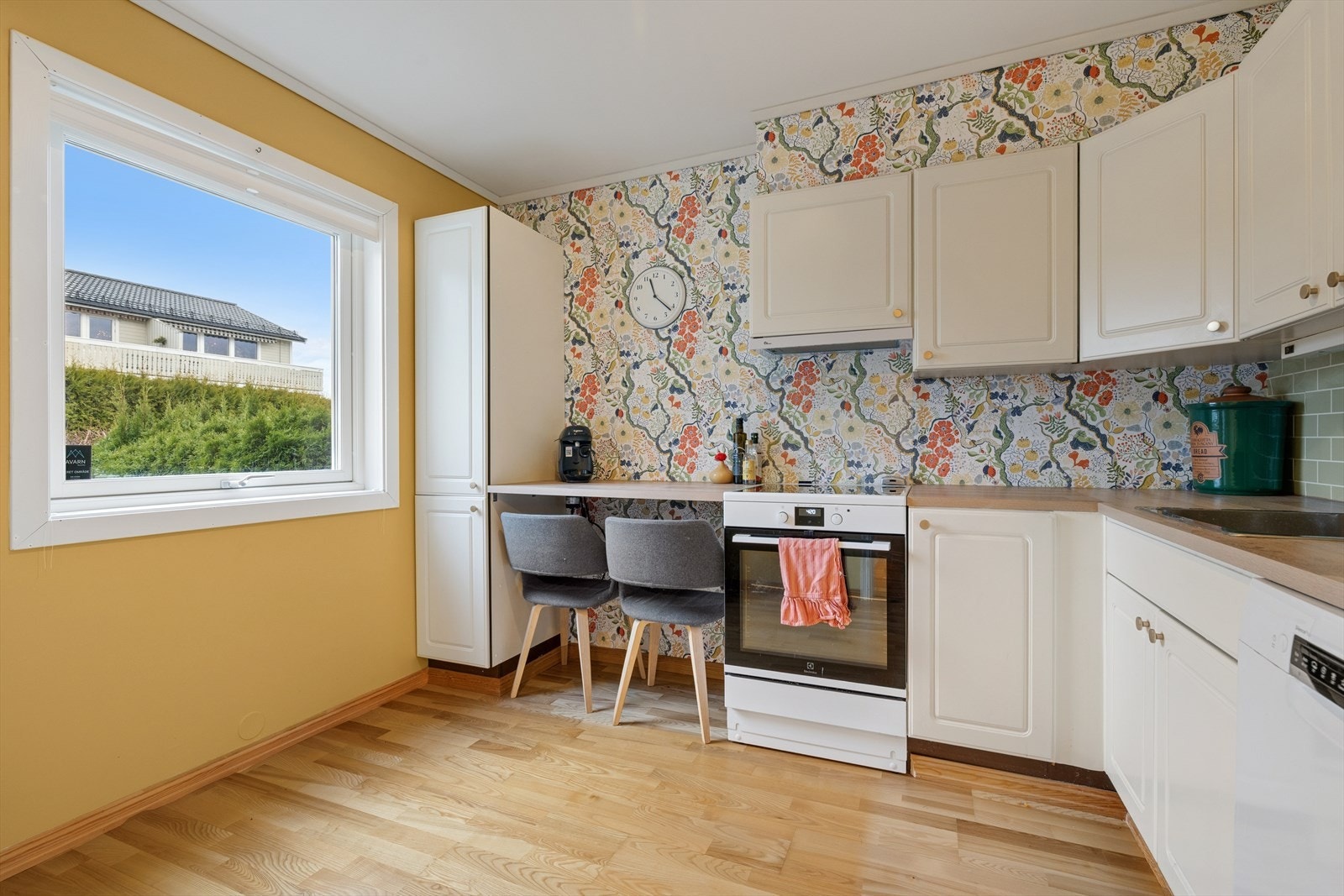 Kjøkkenet ligger i eget rom i hovedetasjen, med døråpning mot boligens dagligstue og spisestue. Galleribilde