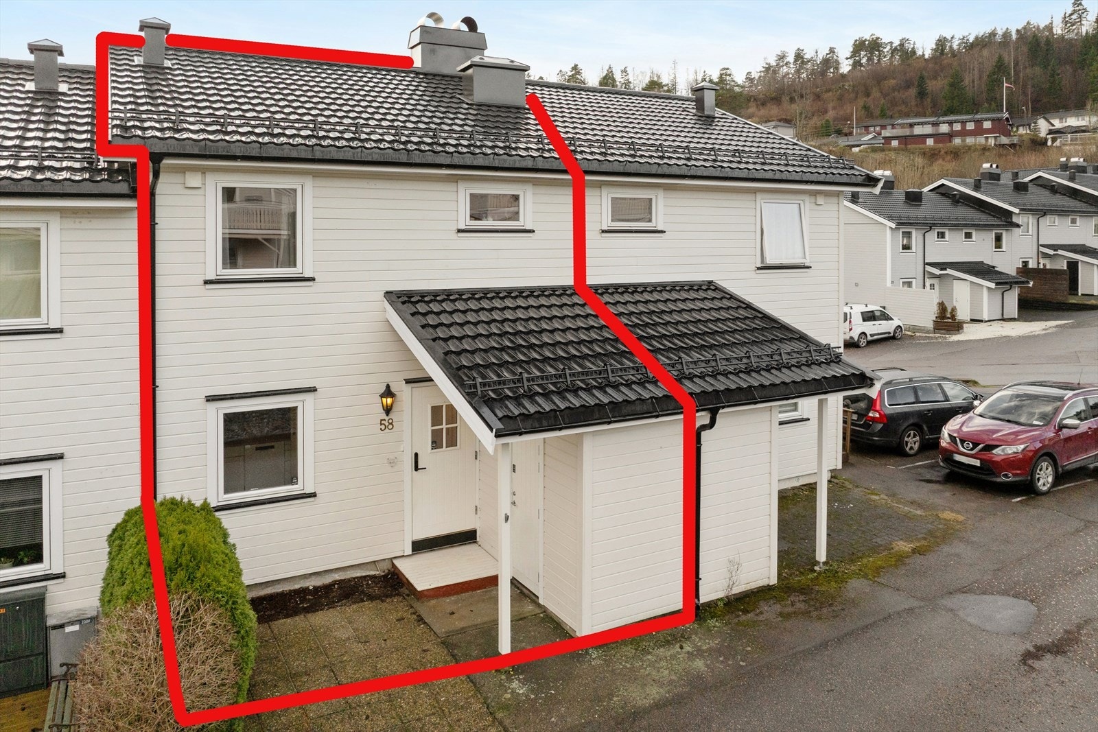 Inngangspartiet er steinbelagt og delvis overbygget, og gir et ryddig og godt førsteinntrykk. Det finnes en egen utvendig bod med adkomst fra inngangspartiet, med god plass til lagring og oppbevaring. Galleribilde