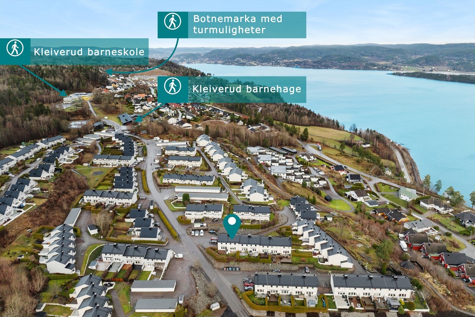 Rekkehuset er beliggende i et meget populært, etablert, trygt og attraktivt boligområde på Kleiverud i Holmestrand. Fra boligen er det kort avstand til blant annet lekeplass med fotballbane, barnehage og Kleiverud barneskole. Galleribilde
