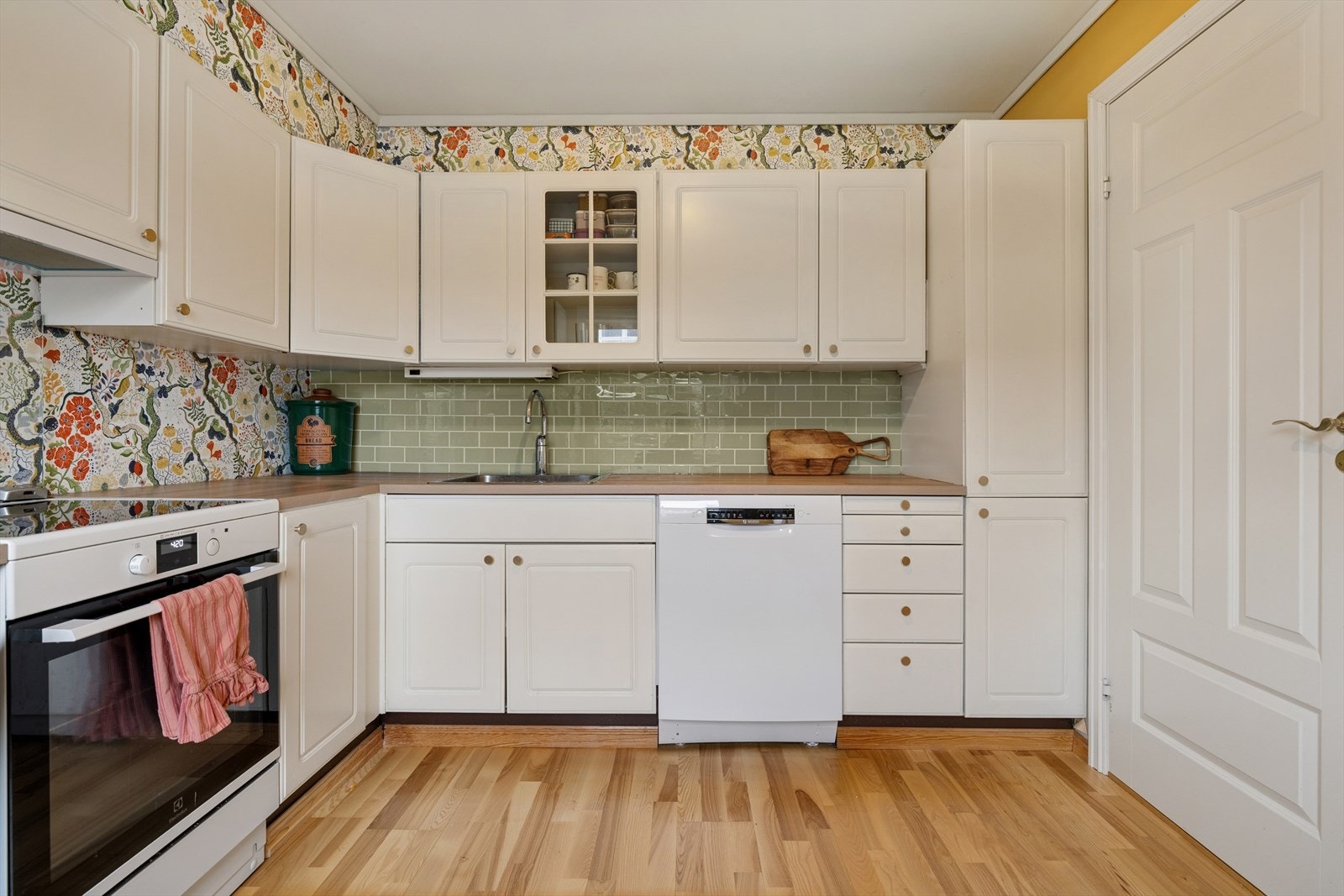 Kjøkkenet har laminat benkeplate, godt med overskap og stor vaskekum. Det er utstyrt med stekeovn, oppvaskmaskin og kjøkkenventilator med avtrekk ut. Det ble gjennomført en kjøkkenfornying i 2025 med maling av overflater samt montering av ny benkeplate. Galleribilde