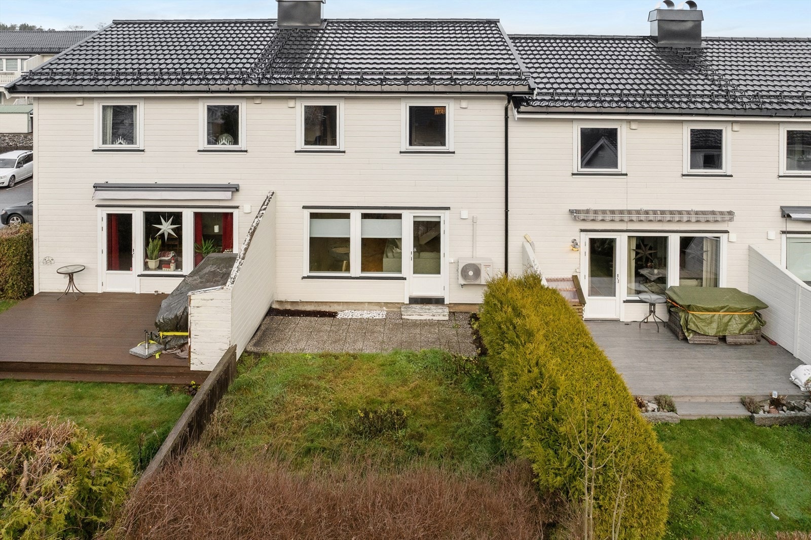 Fra stuen er det utgang via terrassedør til det koselige hageområdet mot sør. Galleribilde