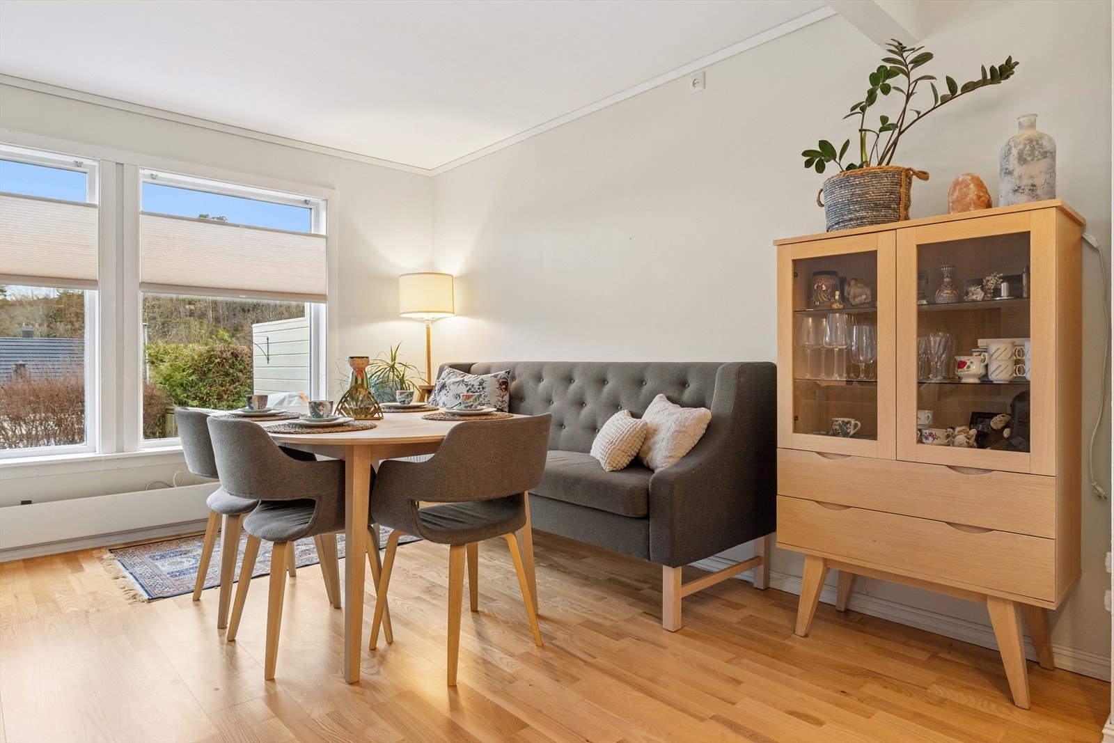 Utformingen gir mulighet for flere soner med sofa, spisebord, godstoler og egen lesesone. Galleribilde