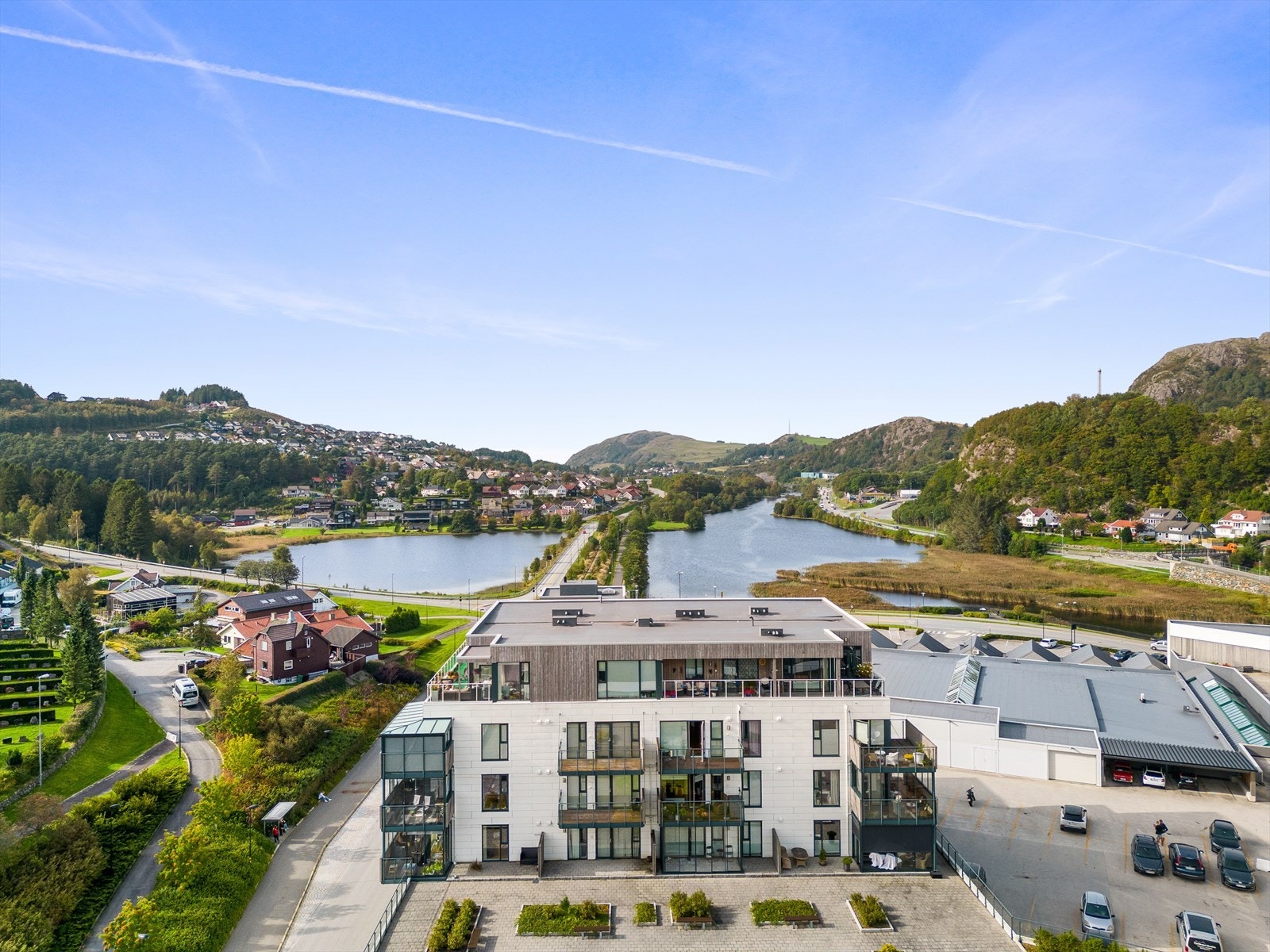 Beliggende midt i Ålgård sentrum i samme bygg som Alti kjøpesenter. Her er det kort avstand til alle fasiliteter i sentrum samt busstransport til Sandnes Galleribilde