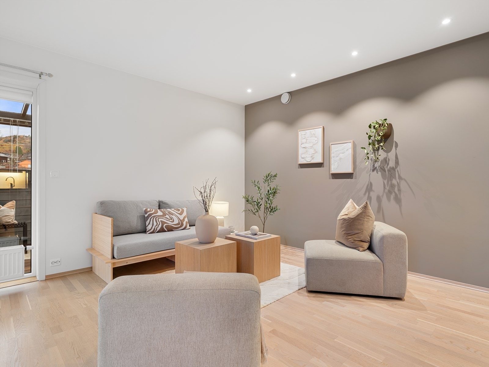 Lys parkett på gulv og malte vegger Galleribilde