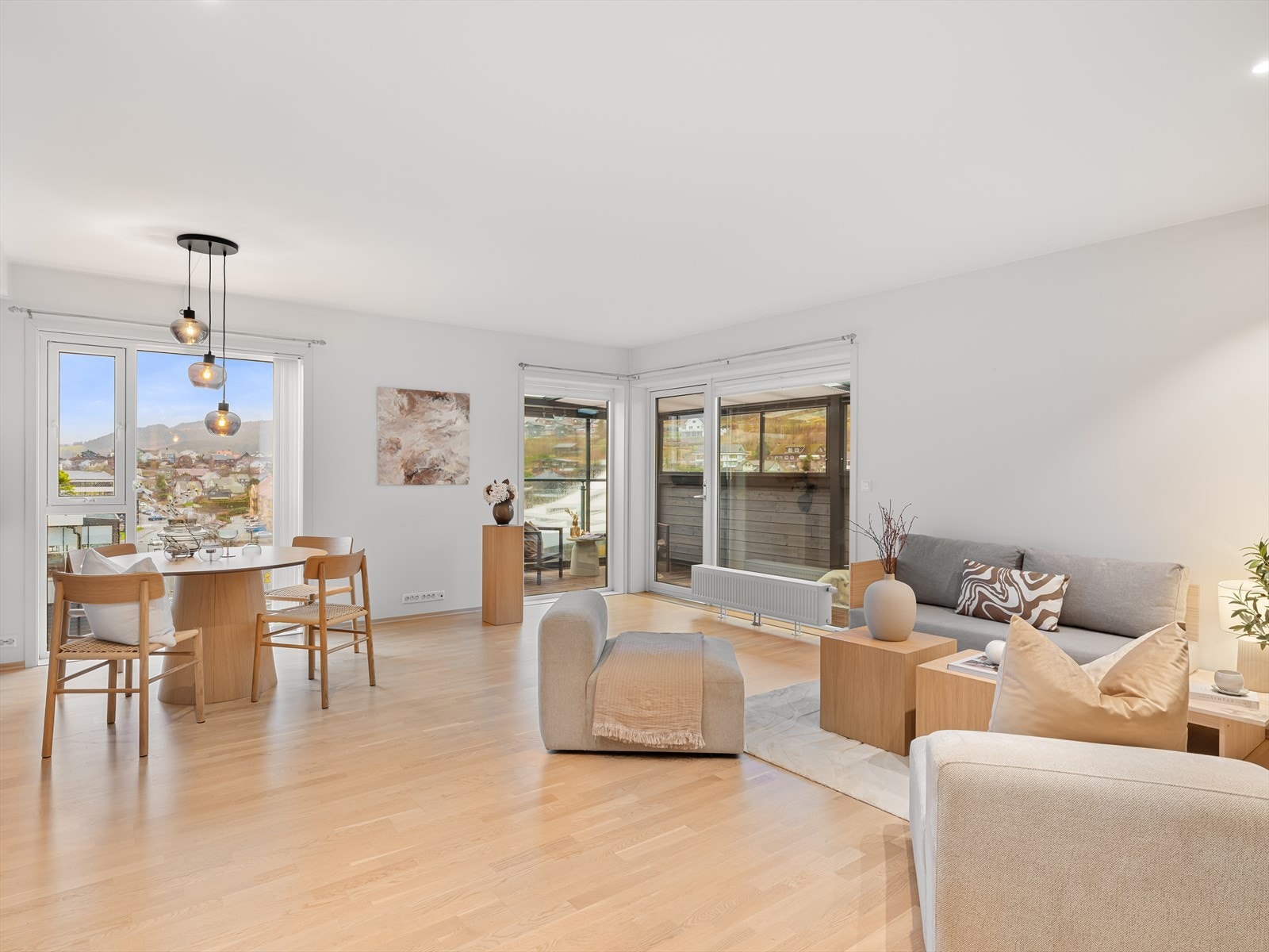 Utgang til stor vinkelterrasset som er innglasset. Galleribilde