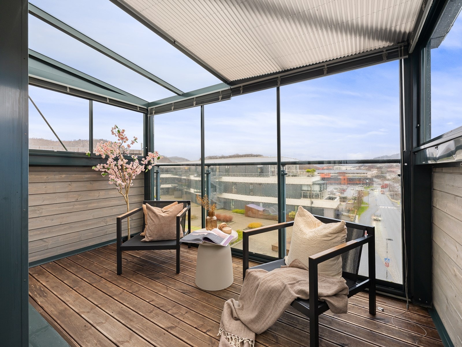 Herlig innglasset uteområde gir ekstra oppholdsrom, flott utsikt mot sentrum! Galleribilde