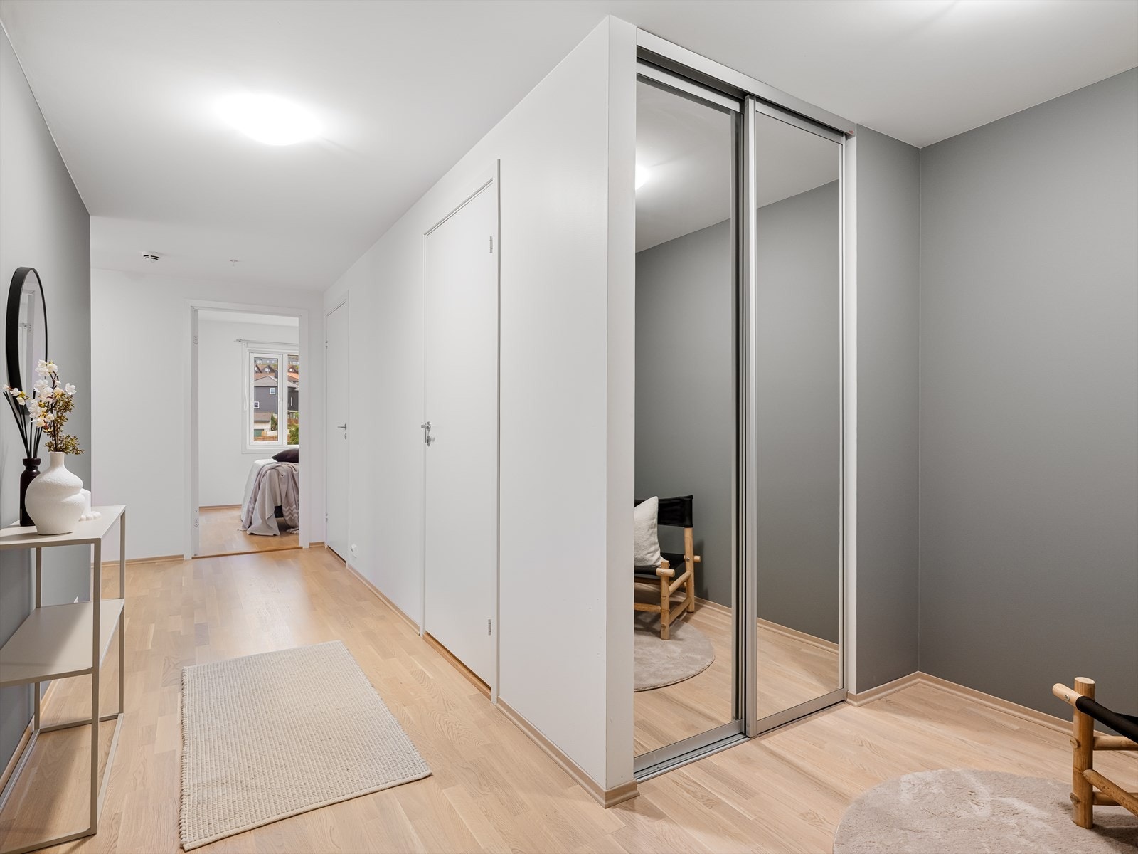Entre/gang med god garderobeplass. Skyvedørsgarderobe med speildører. Galleribilde