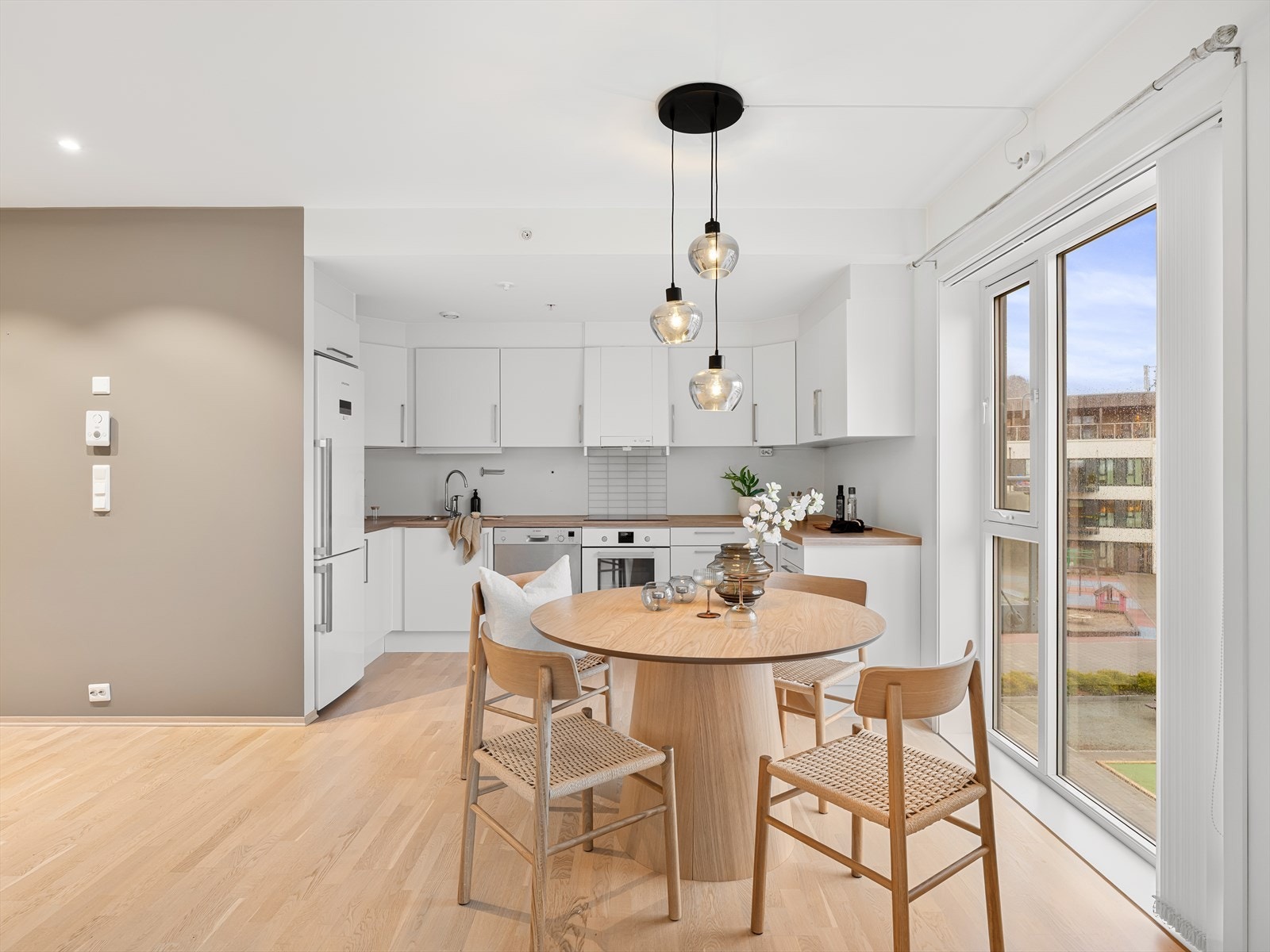 Belysning over benk. Integrert oppvaskmaskin og komfyr. Galleribilde