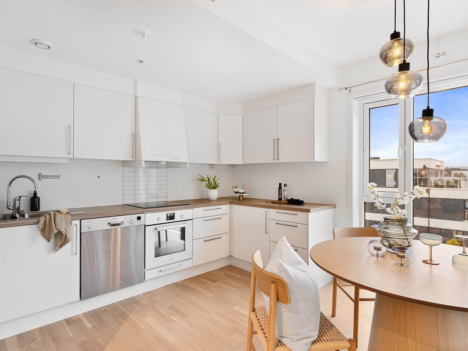 Kjøkkenet er levert av Norema har god skapplass. Galleribilde