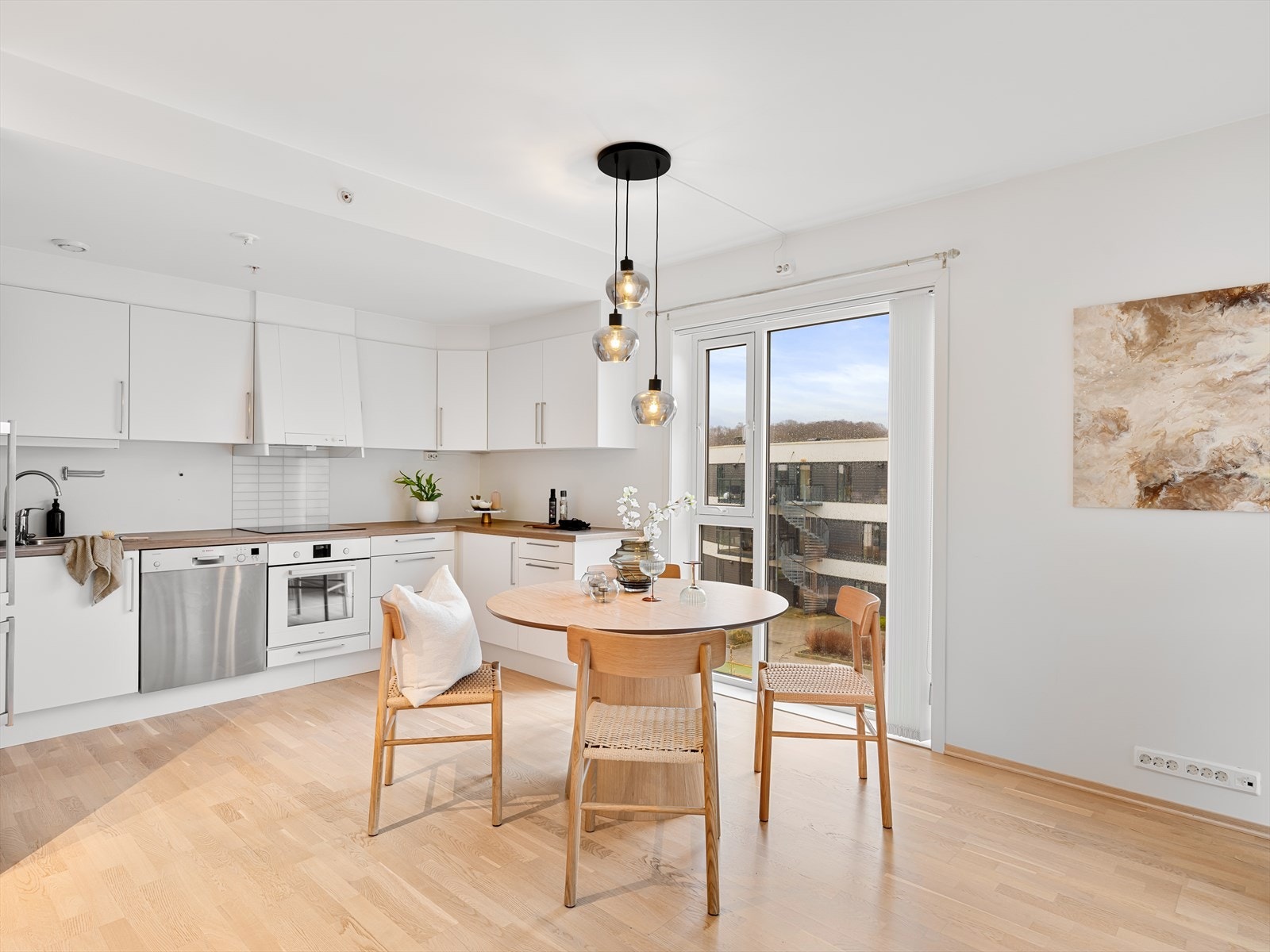 Plass til spisebord ved kjøkkenet. Galleribilde