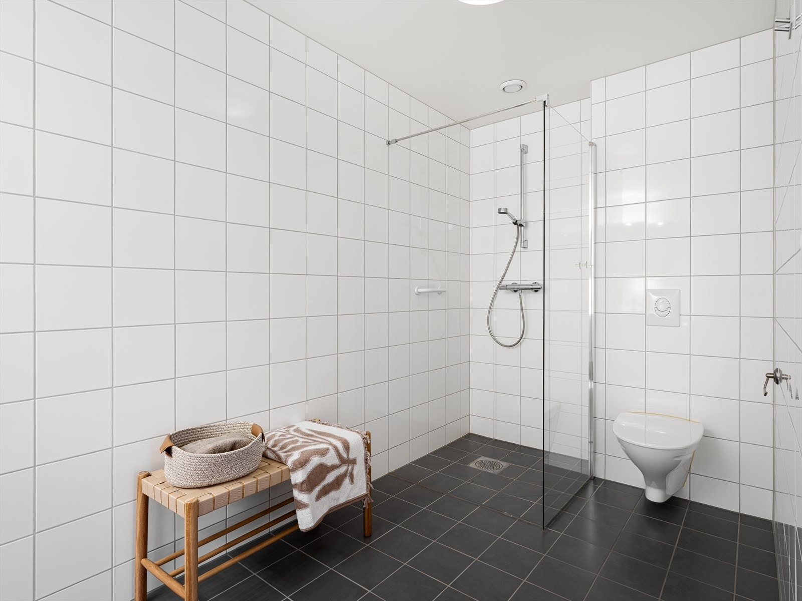 Vegghengt wc, vask i seksjon og dusj med glassvegg. Galleribilde