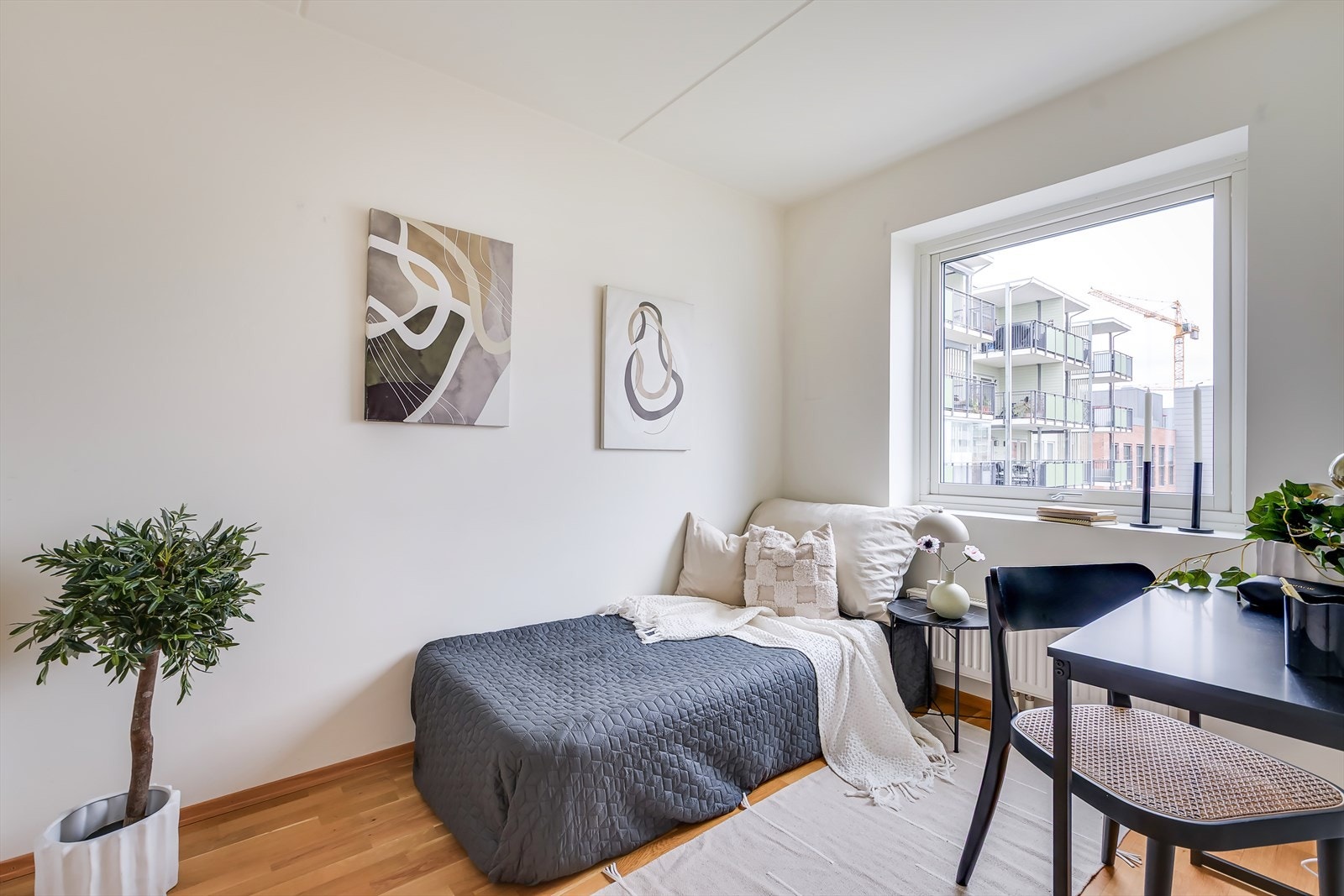 Soverom 2 er av god størrelse og har plass til seng, nattbord og garderobe. Galleribilde