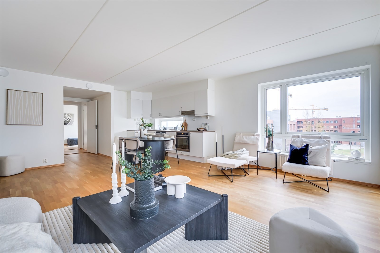 Dette er en herlig 3-roms hjørneleilighet med usjenert beliggenhet og delvis innglasset balkong. Galleribilde