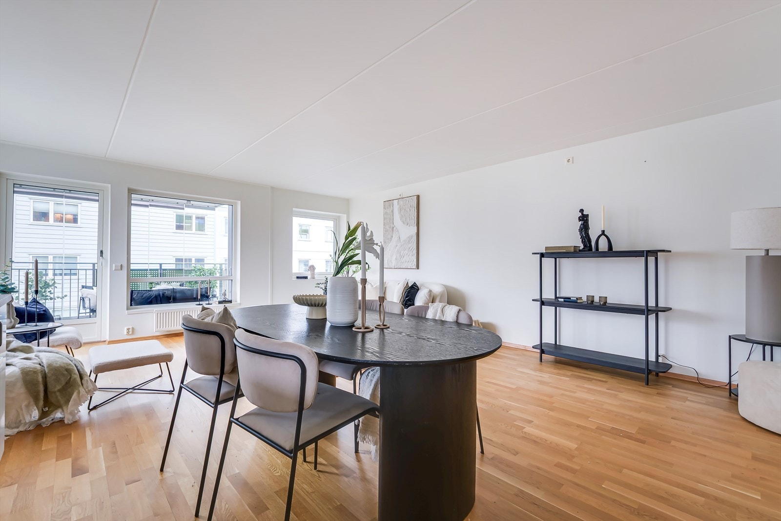 God plass til å innrede med spisestuebord. Galleribilde